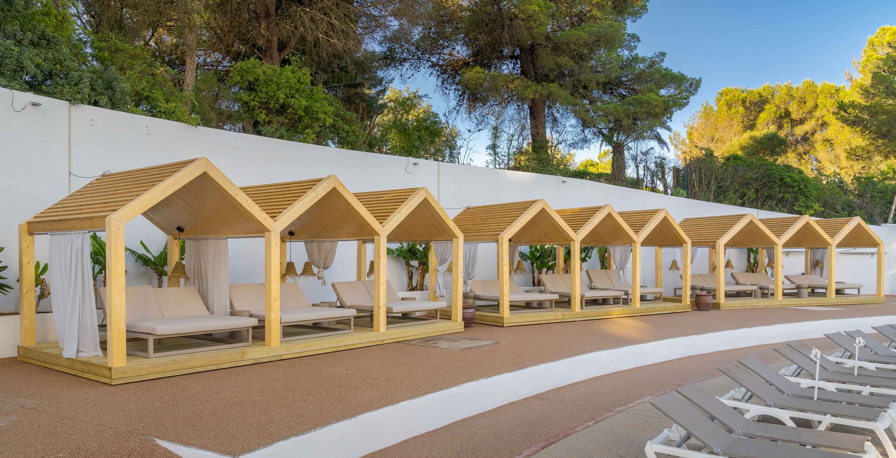 El Pestana Blue Alvor Beach, hotel de 5 estrellas con piscina y cerca de la playa, tiene gazebos para relajarse junto a la piscina exterior