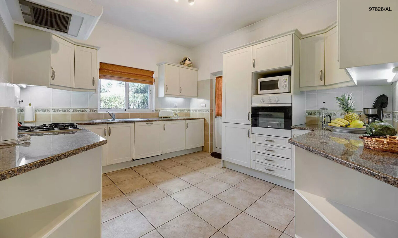La villa Pestana Carvoeiro Golf V3 Estándar tiene una cocina equipada con gabinetes blancos y electrodomésticos