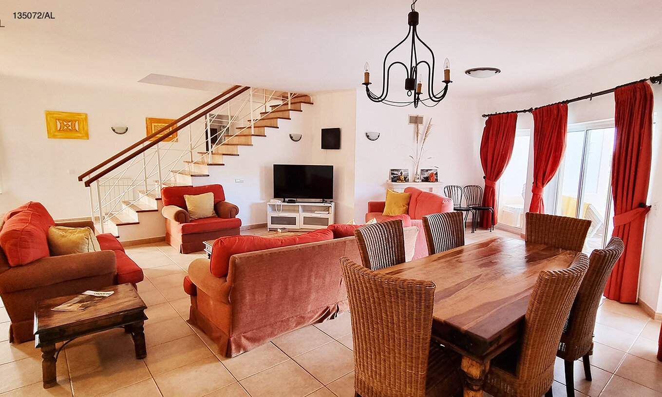 La villa Pestana Carvoeiro Golf V3 Estándar tiene una sala de estar con sofás, sillones y mesa con sillas