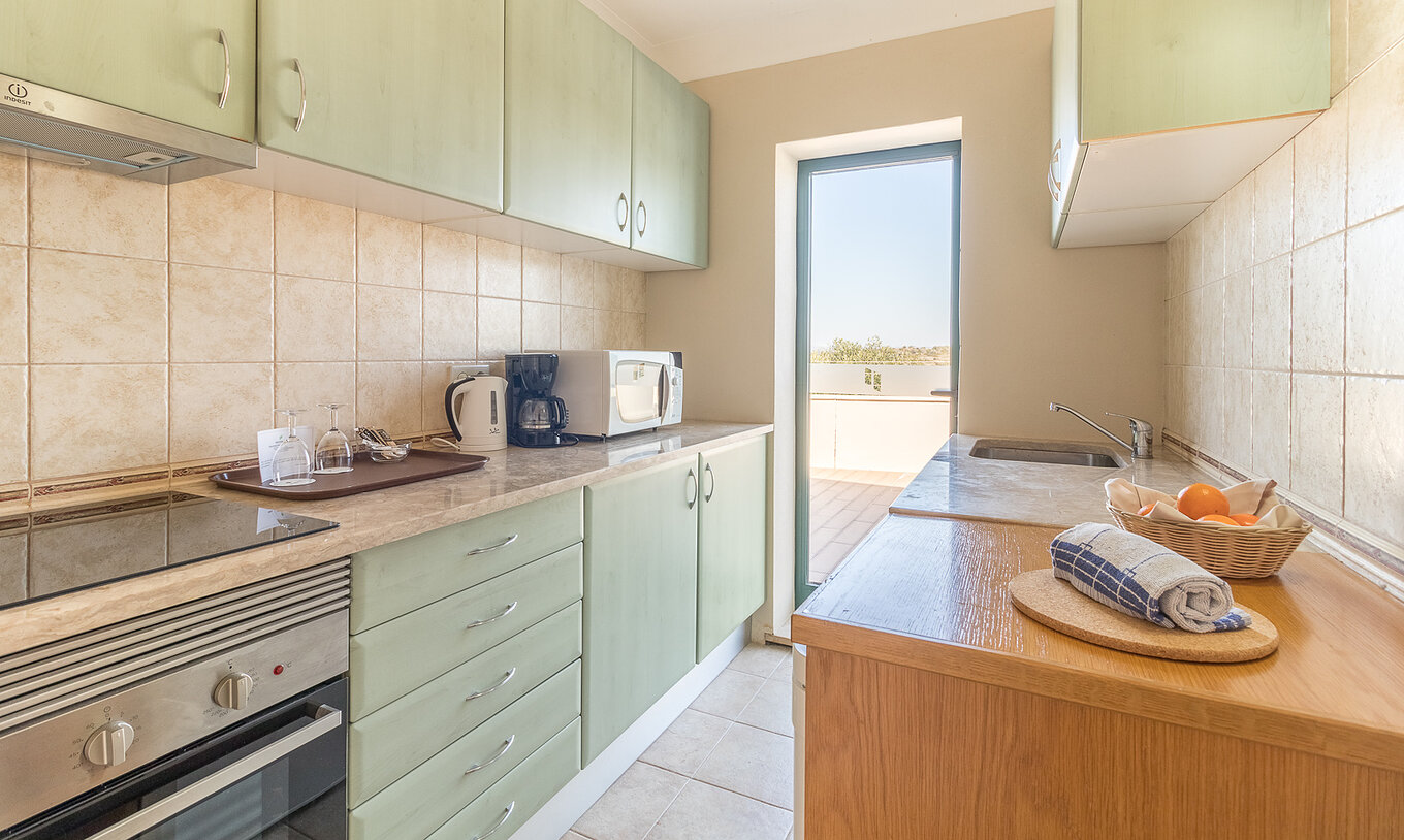 El estudio en Pestana Gramacho Residences tiene cocina moderna con electrodomésticos y acceso al balcón
