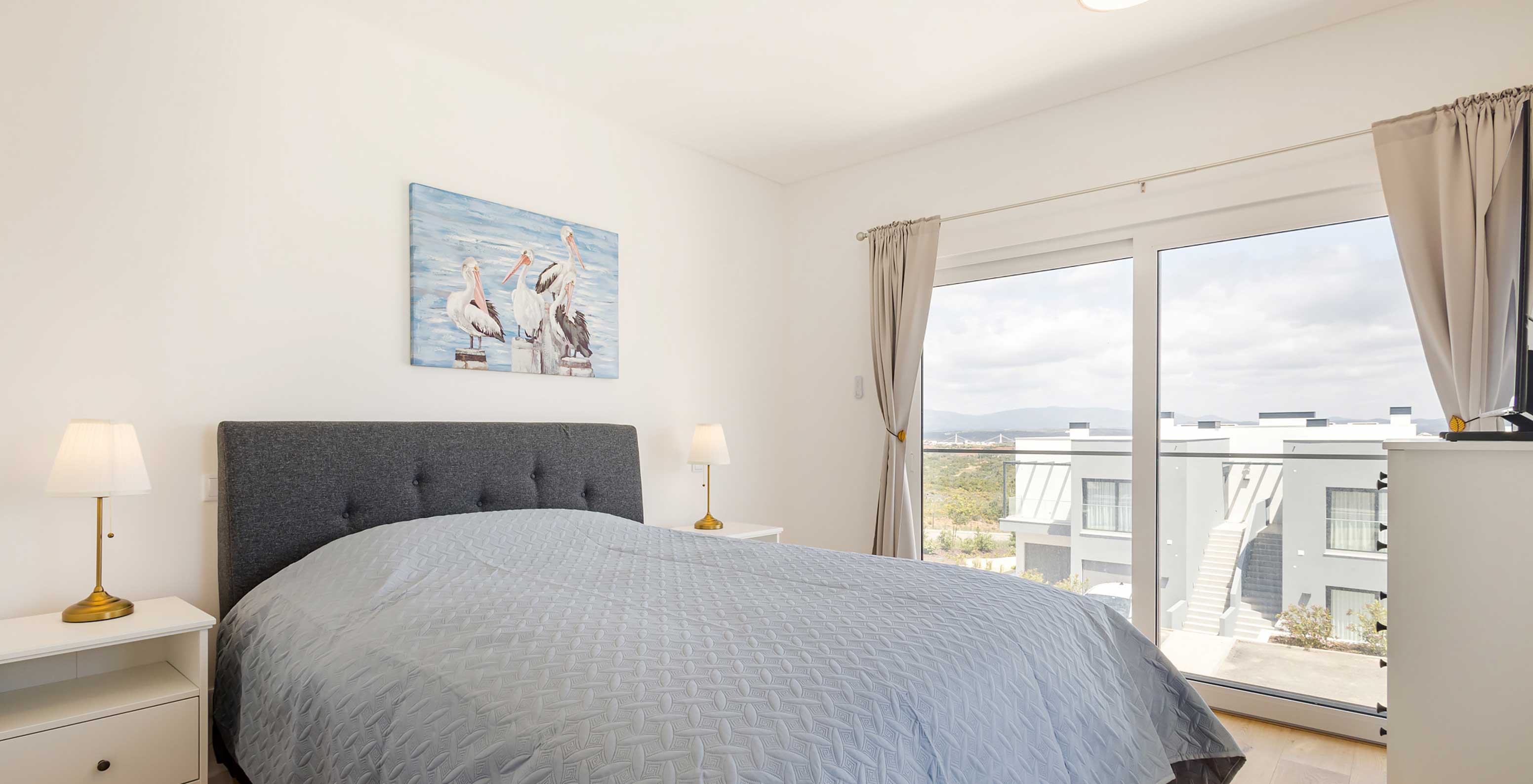 Apartamento en Pestana Valley Nature Village con una cama y cortinas en tonos grises