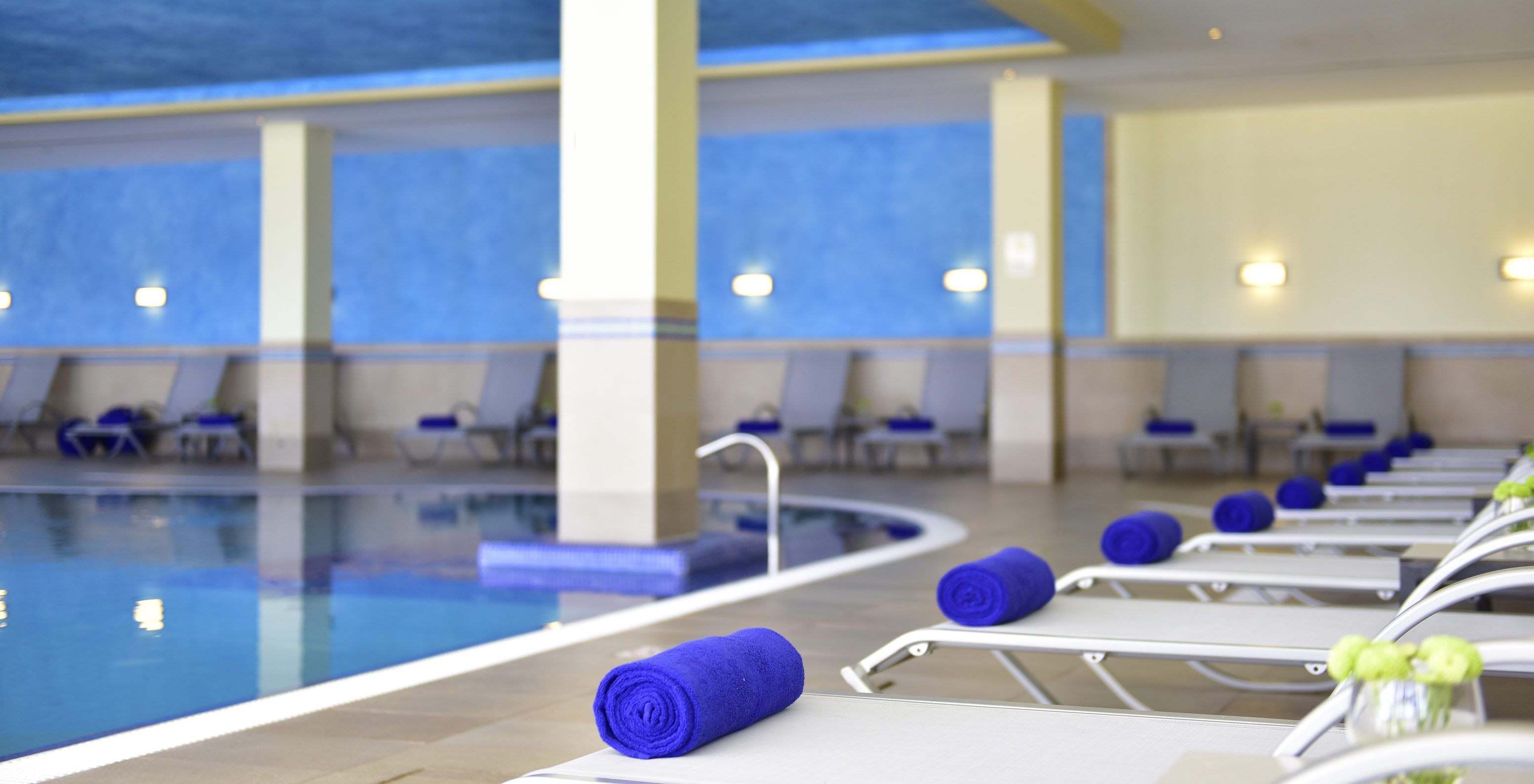 Piscina interior del Pestana Viking, con varias tumbonas y toallas disponibles