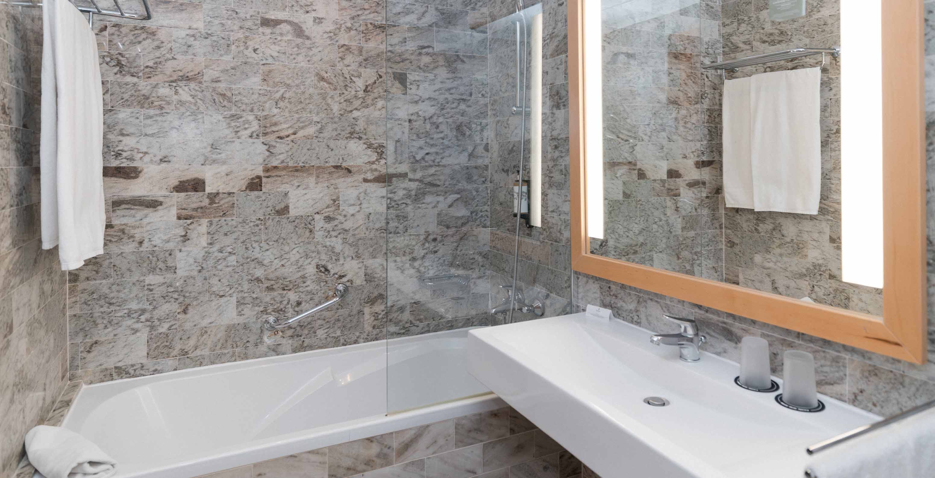 La Suite Superior Vista Mar del Pestana Viking tiene baño con lavabo, espejo grande y bañera con ducha