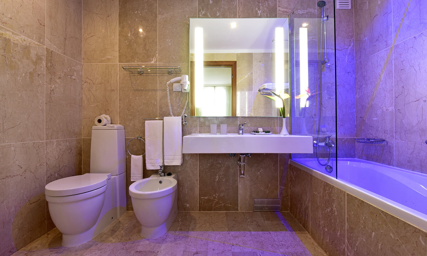 La Habitación Deluxe Superior Vista Mar del Pestana Viking cuenta con baño con lavabo, espejo y bañera con ducha