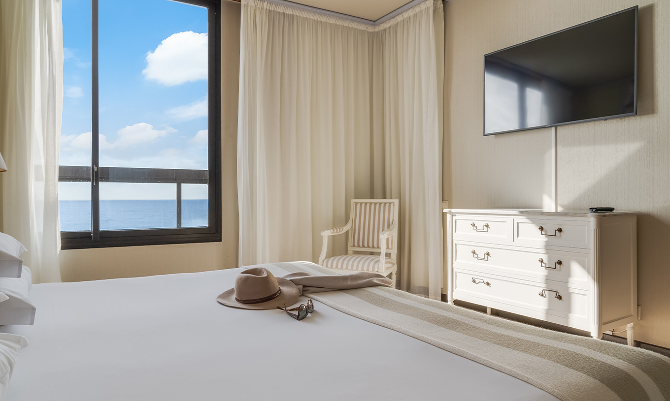 La Suite del Pestana Bahia Praia tiene una cama doble, con ventana a la izquierda y televisión al pie de la cama