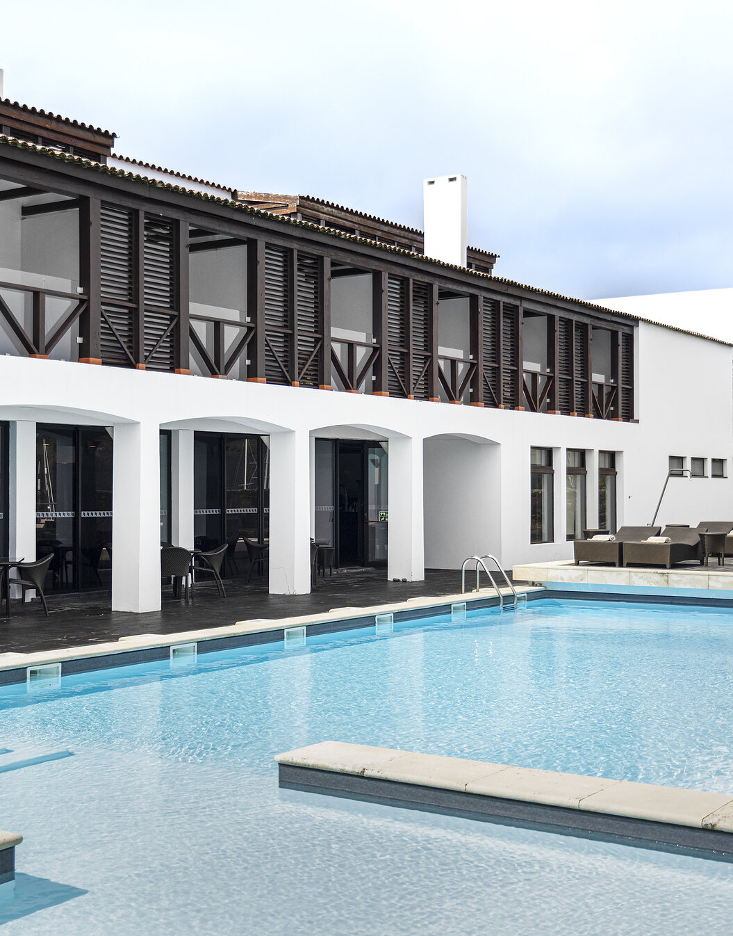 Vista exterior de Pousada Forte Horta, donde se encuentra la piscina exterior y los balcones de las habitaciones