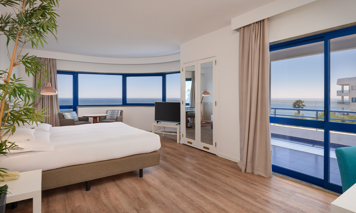 La Habitación Deluxe Superior Vista Mar del Pestana Cascais cuenta con cama de matrimonio, televisión, espejo y vista al mar