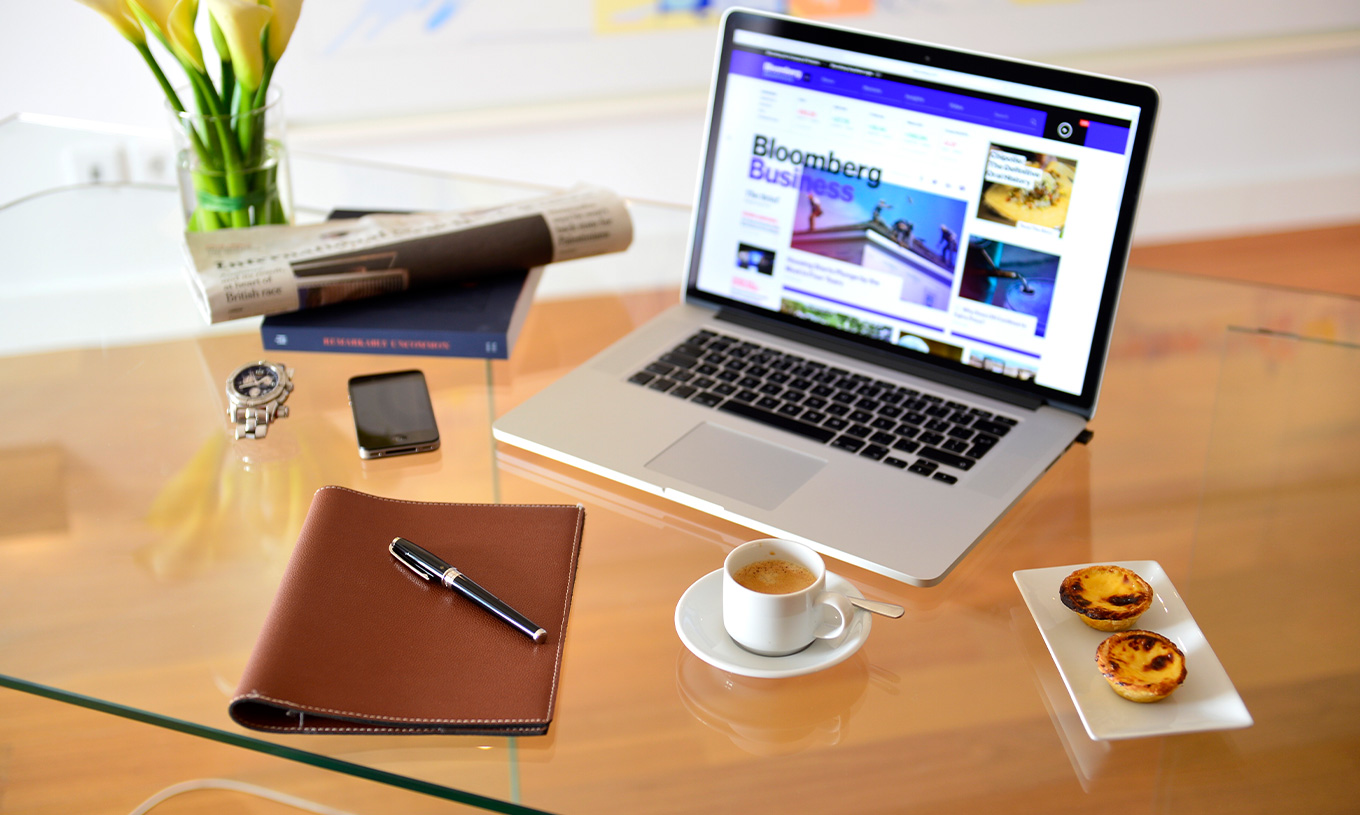 La Suite Vista Mar del Pestana Cidadela Cascais tiene un escritorio donde puede trabajar en la computadora y beber un café