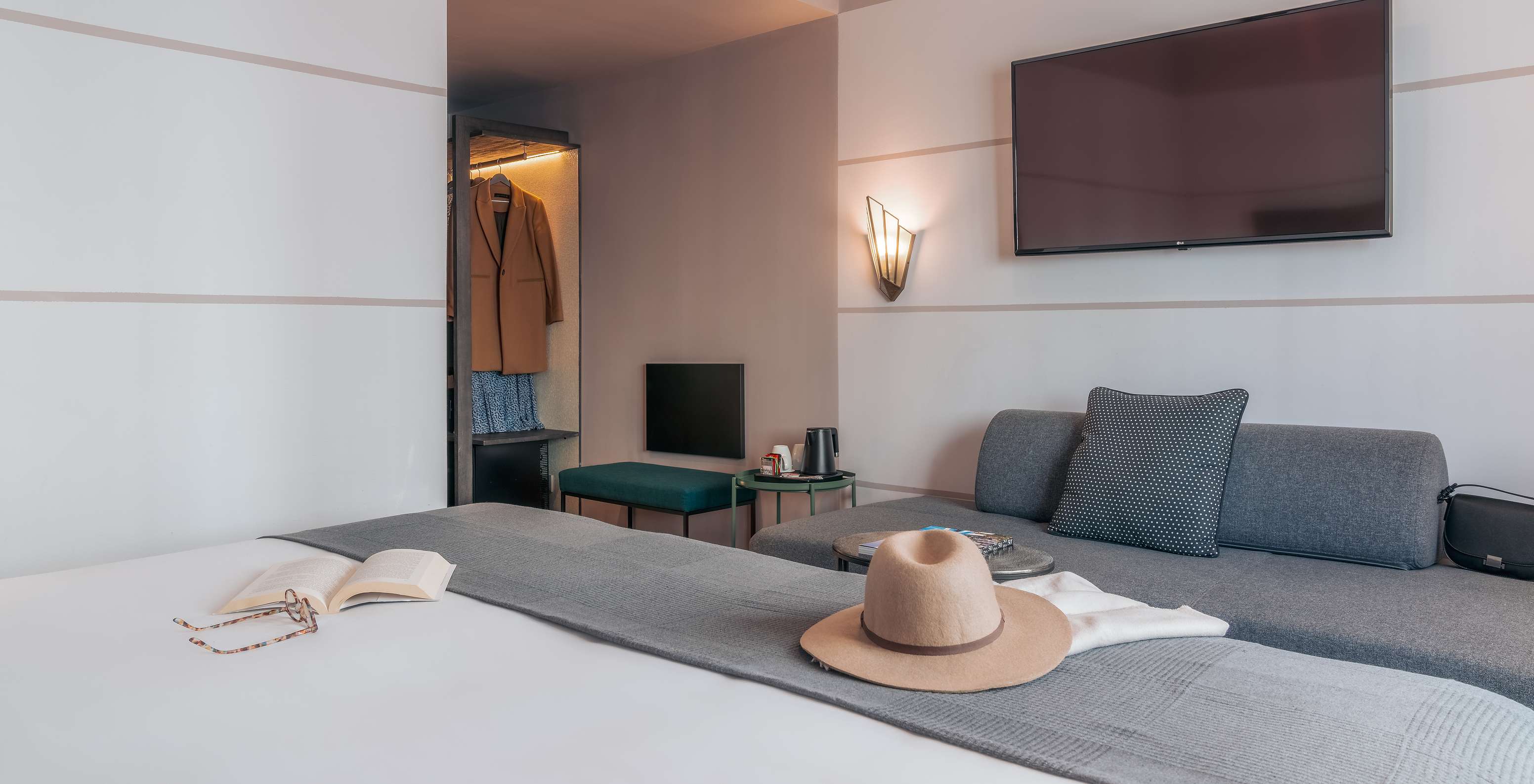 El Double Classic del Pestana Lisboa Vintage tiene una cama matrimonial con una manta gris, un sofá gris y un televisor