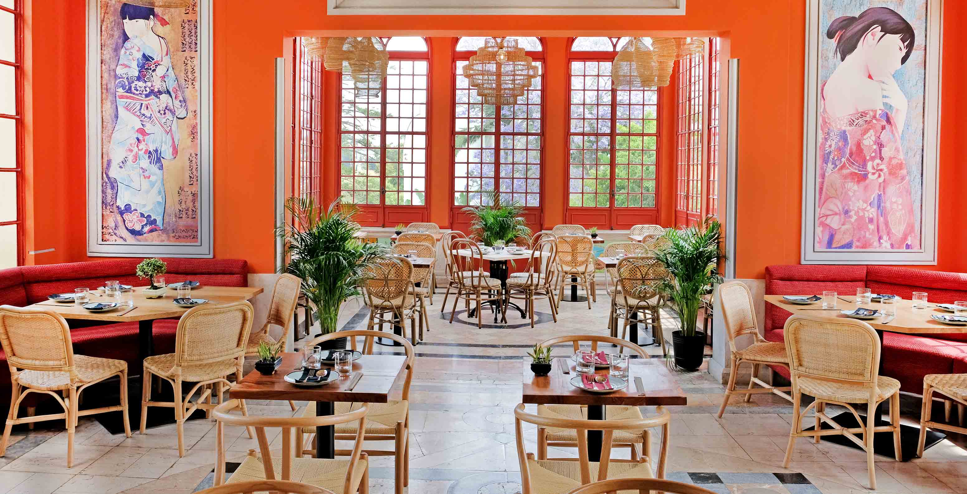 Casa do Lago by SOI Hotel 5 Estrellas Monumento Nacional tiene mesas sillas y ventanas altas