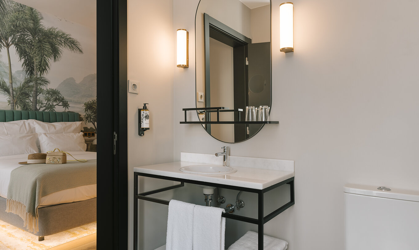 El Superior del Pestana Rua Augusta Lisboa tiene un baño con lavabo de mármol blanco, espejo y toallas