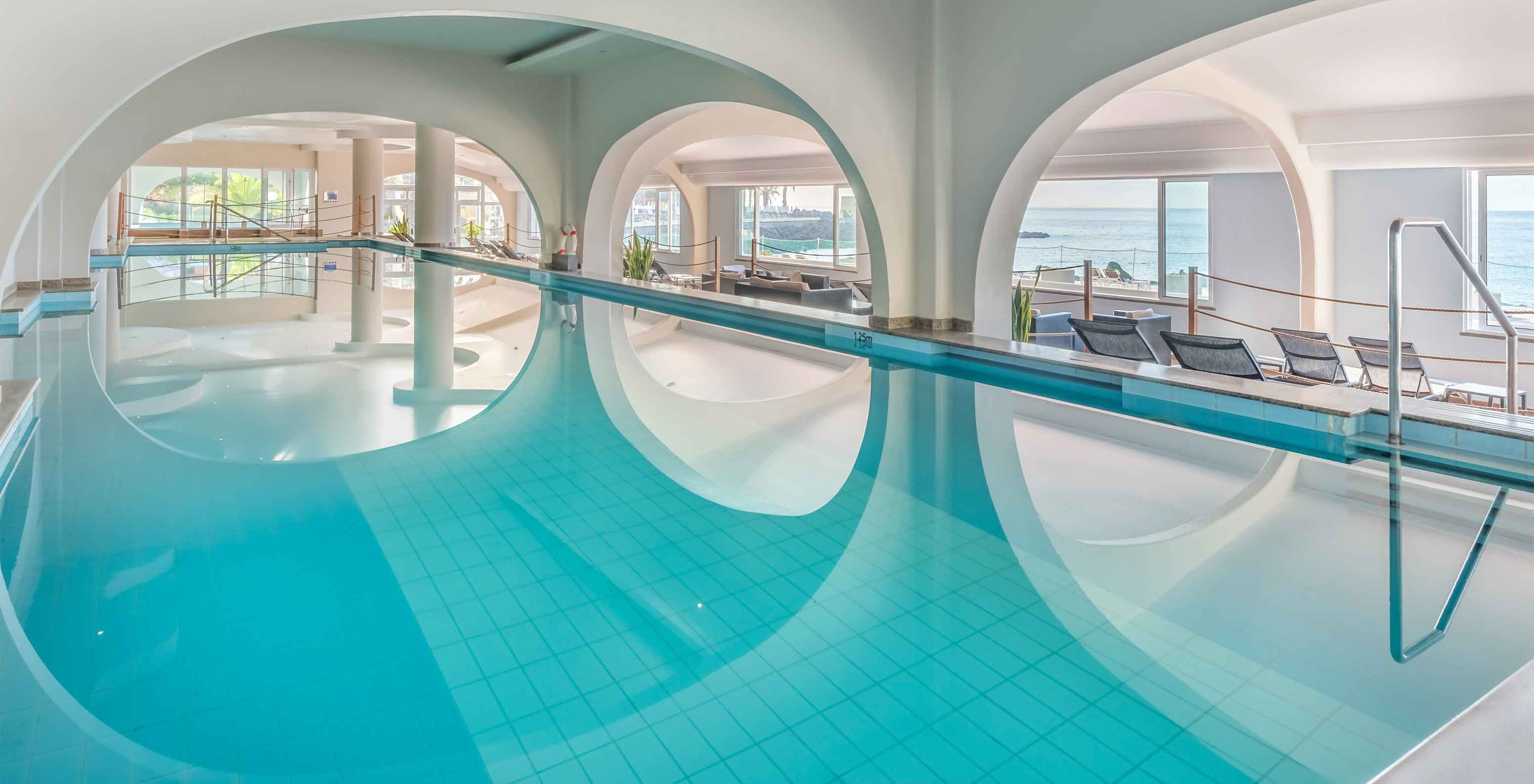 El Pestana Carlton Madeira es un hotel situado en el centro marítimo de Funchal y cuenta con piscina cubierta