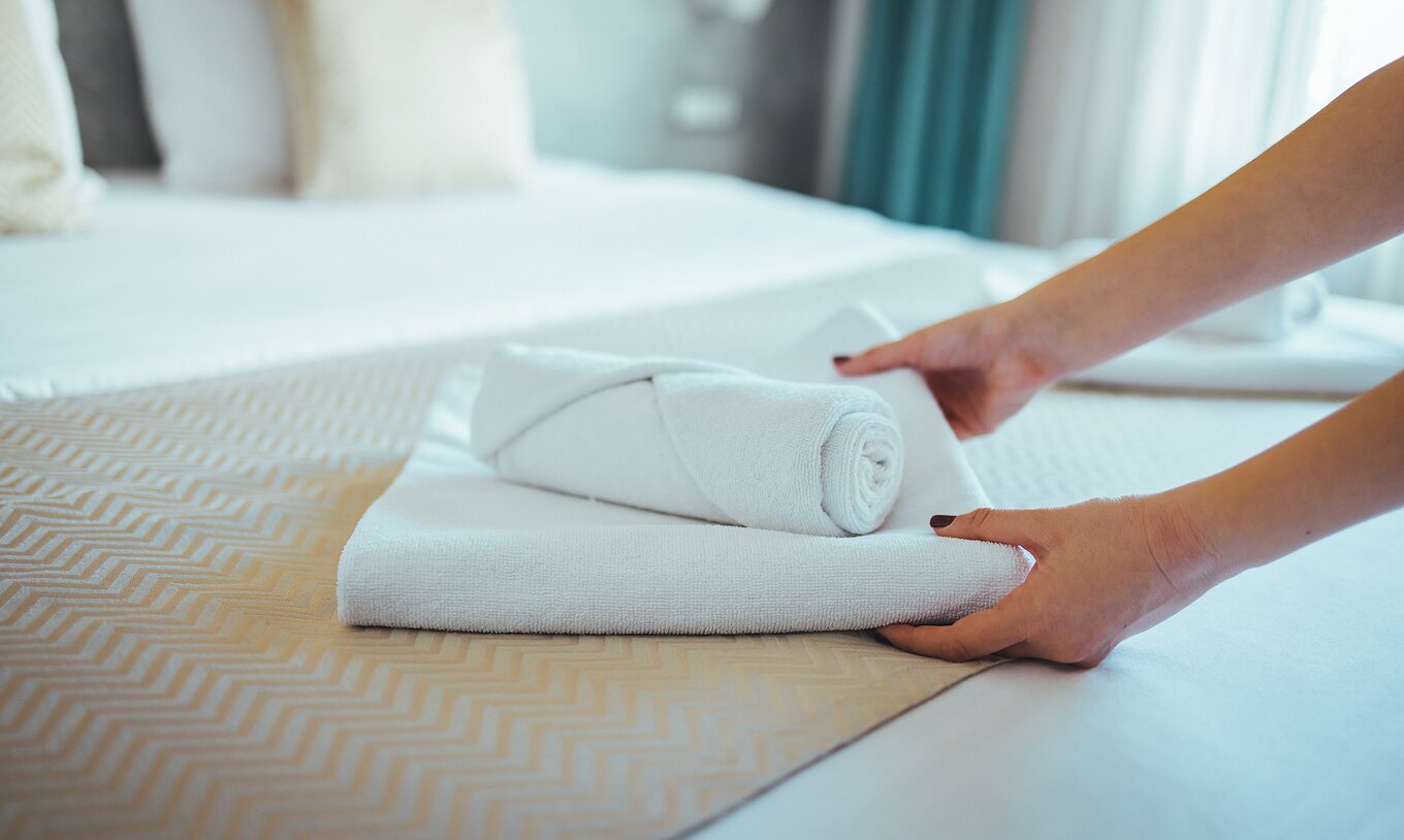 El Estudio del Pestana Madeira Beach Club tiene una cama matrimonial con toallas de baño de rostro y de cuerpo