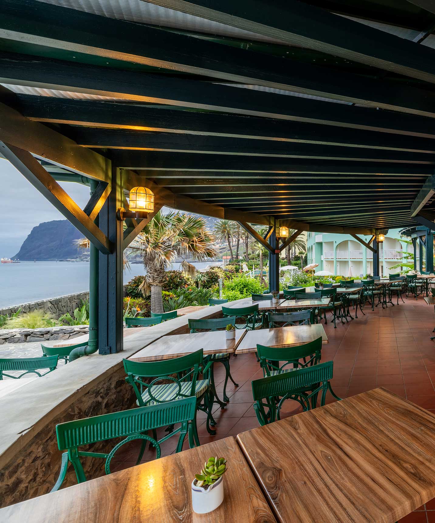 El Pestana Ocean Bay All Inclusive es un Hotel Todo Incluido frente al mar con un restaurante en la terraza