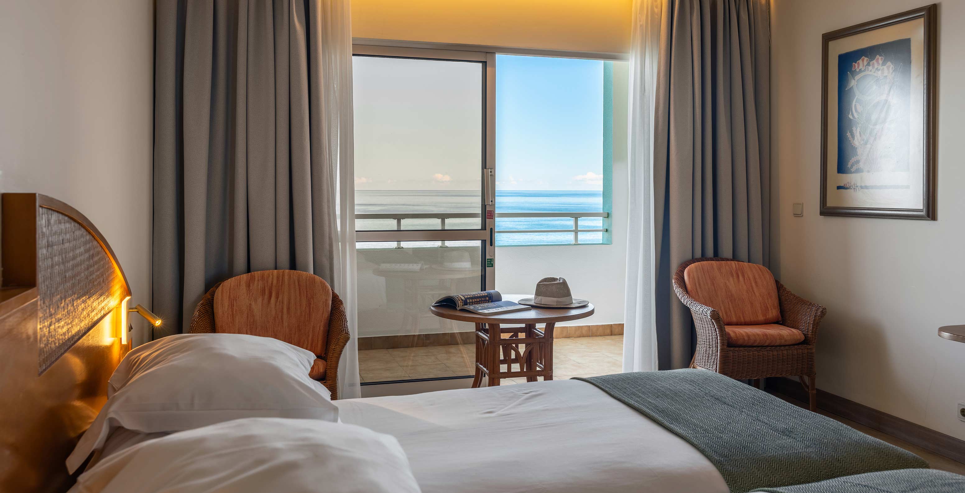 El Classic Sea View del Pestana Ocean Bay All Inclusive tiene una cama doble, dos sillas y balcón con vistas al mar