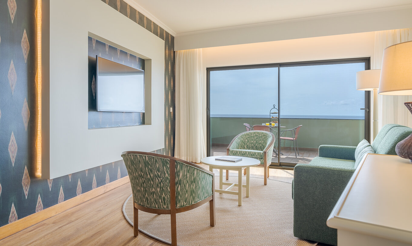 La Suite Superior Vista Mar del Pestana Vila Lido Madeira tiene una sala de estar, con sofá, sillones y televisión