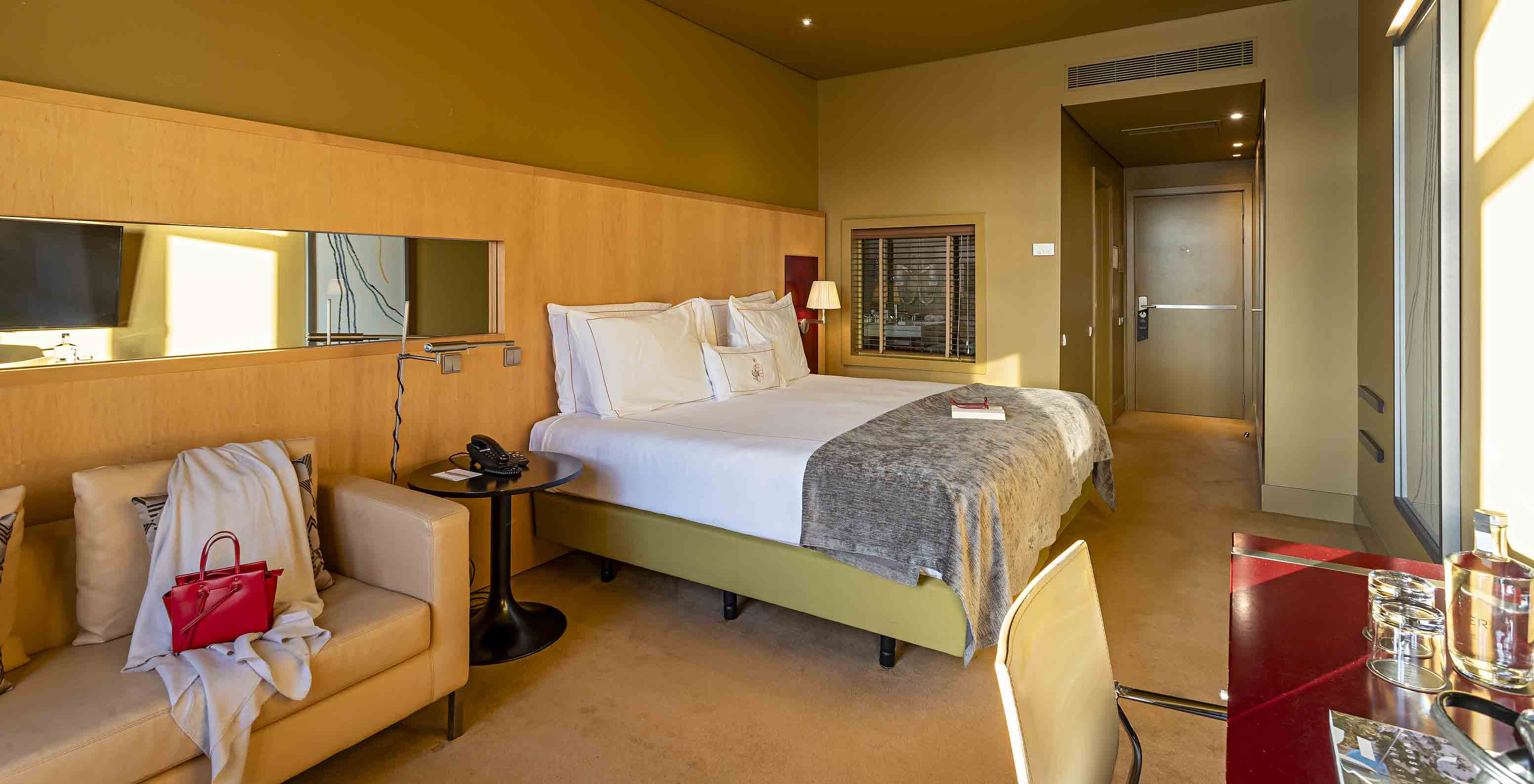 El Executive Superior tiene una cama doble, un sofá y un escritorio rojo