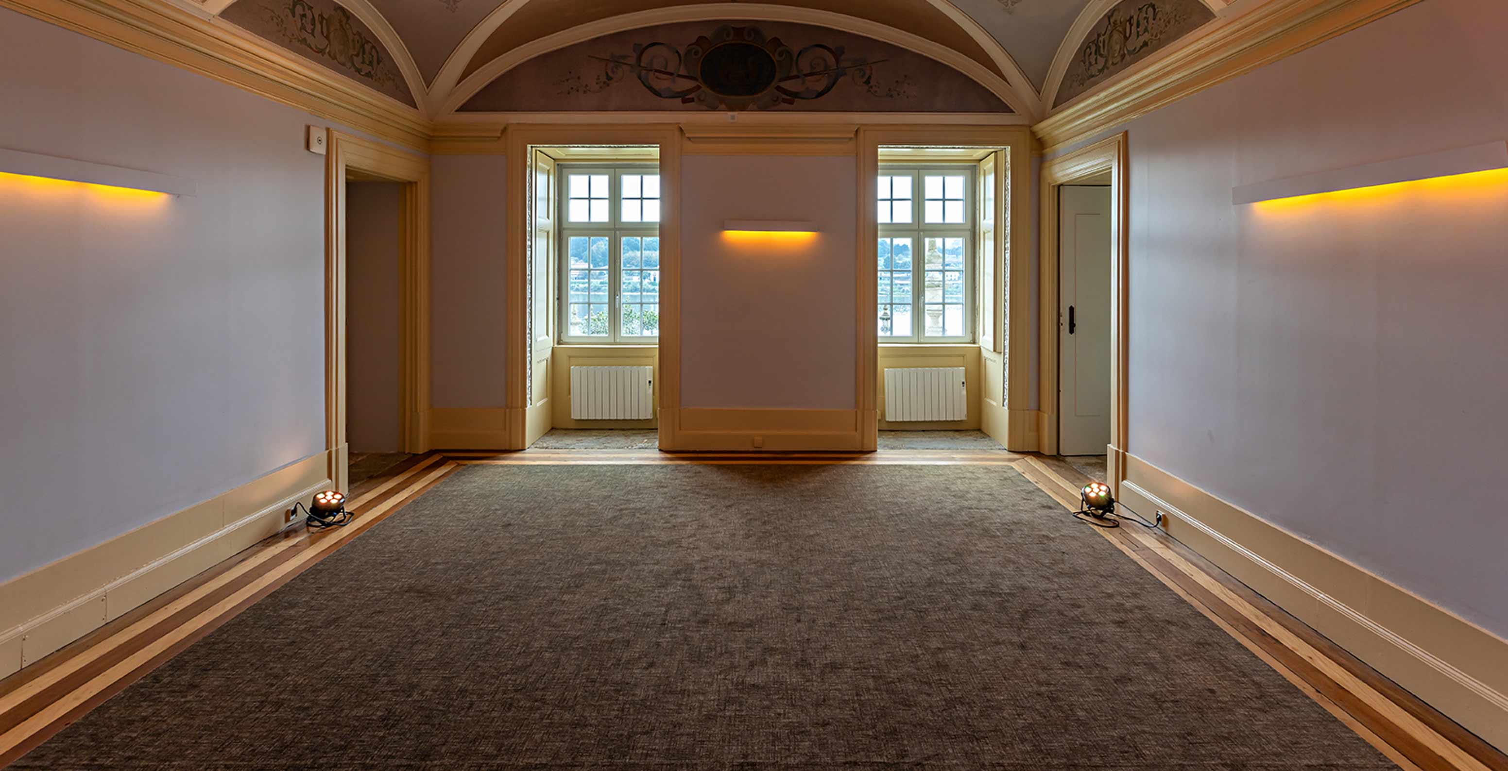 Sala Visconde de Azurara con dos ventanas en el Pestana Palácio do Freixo Hotel Histórico junto al río Duero
