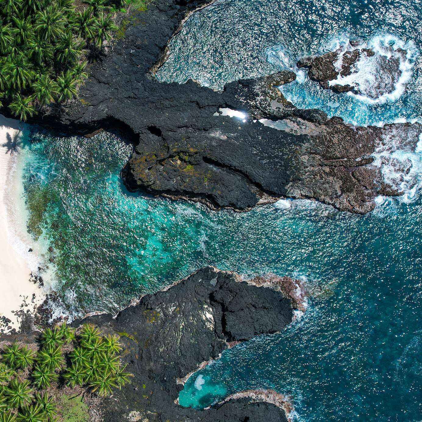 Hospédese en un hotel Pestana y explore la belleza natural de las islas de São Tomé y Príncipe con playas de arena blanca.