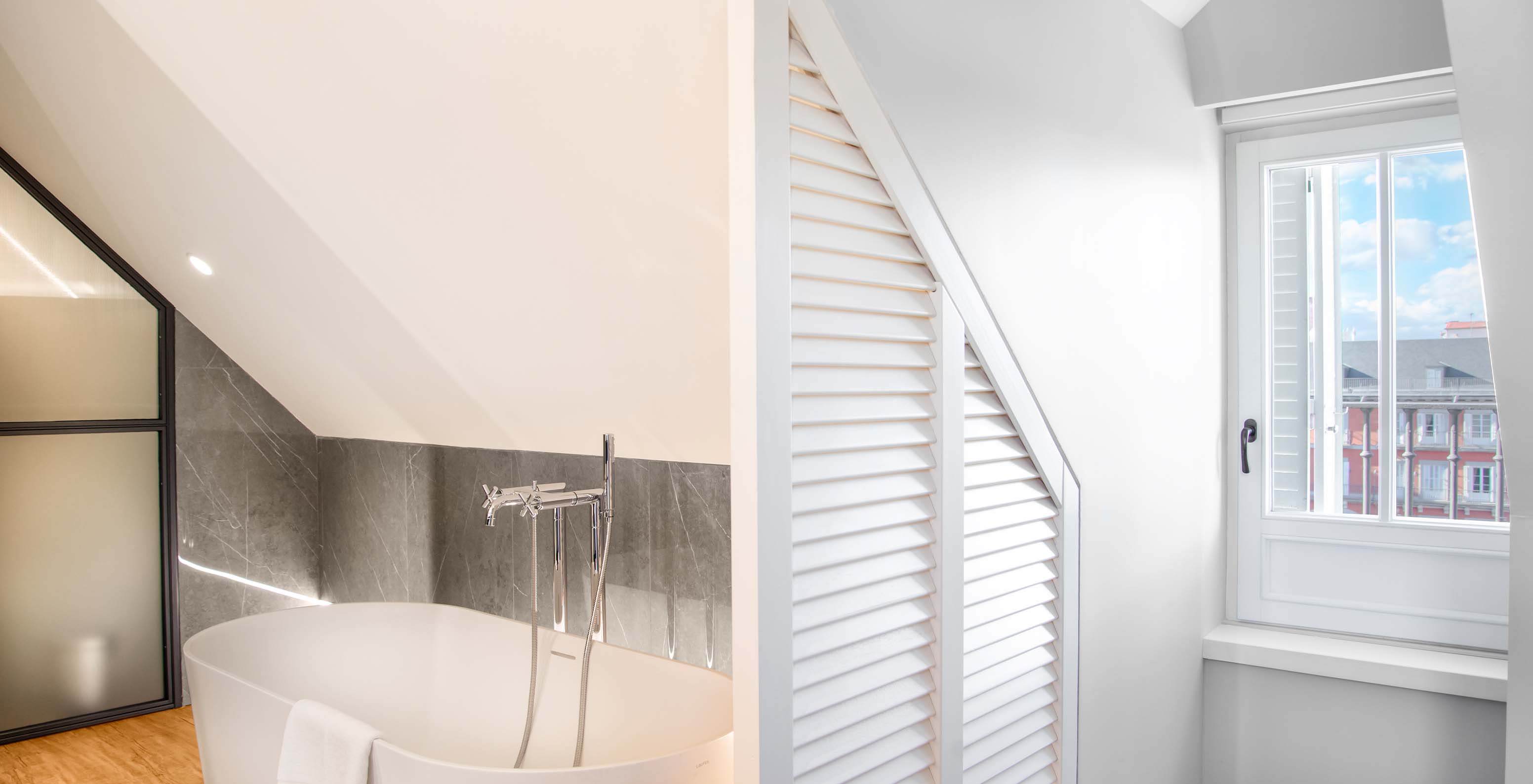 La Suite Plaza Mayor del Pestana Collection Plaza Mayor tiene un baño con bañera y ventana con vista a la Plaza Mayor