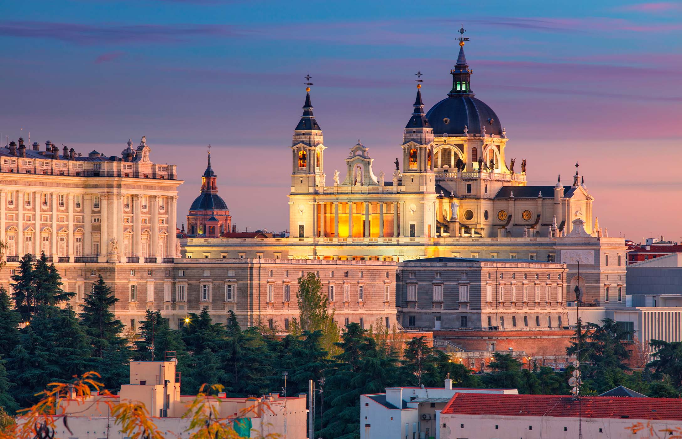 La imponente Catedral de Madrid, con su cúpula, se destaca junto al Palacio Real de Madrid, en España.