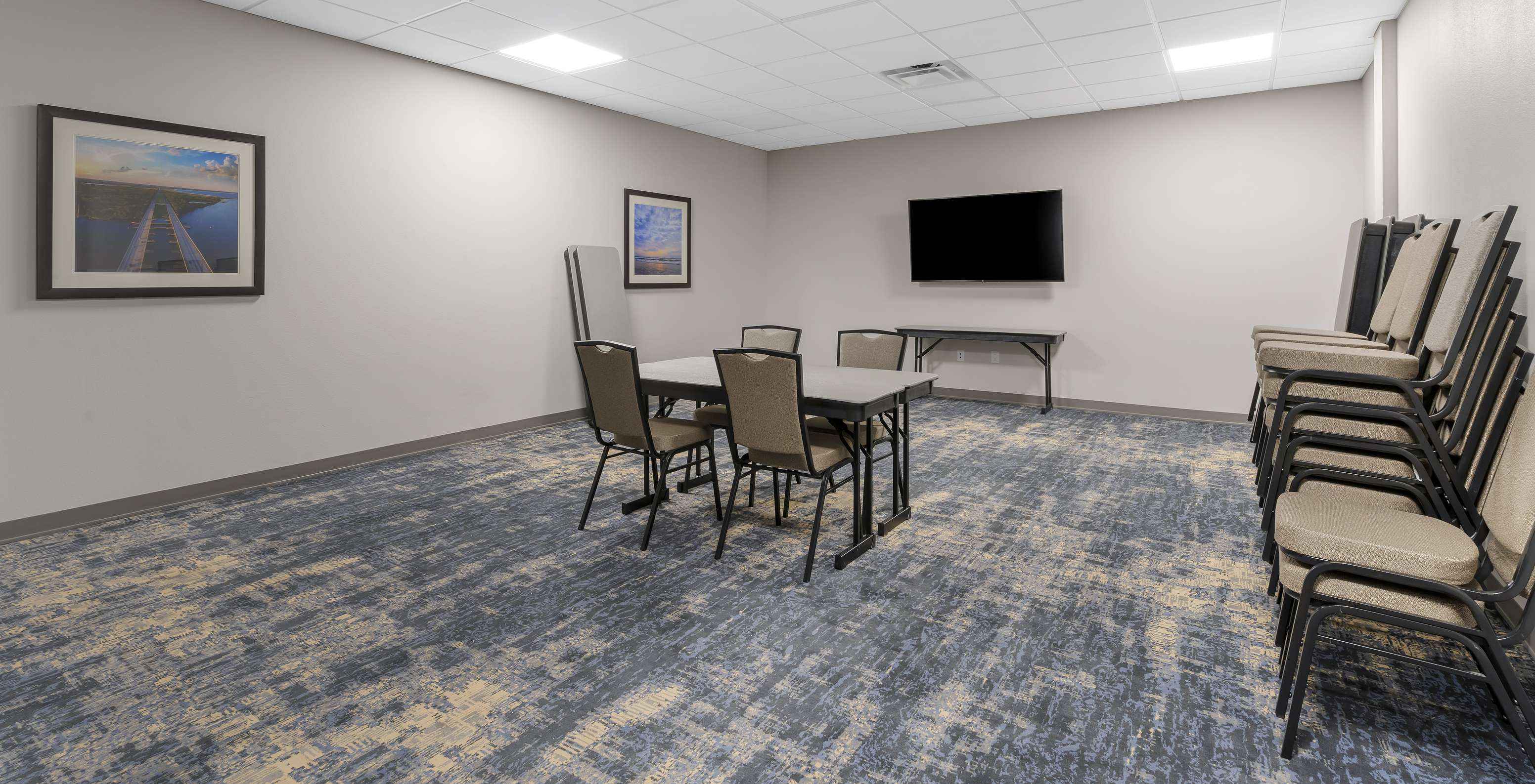 El Pestana Orlando, hotel con piscina cerca de Disney, tiene una sala de reuniones con mesa, sillas y televisión