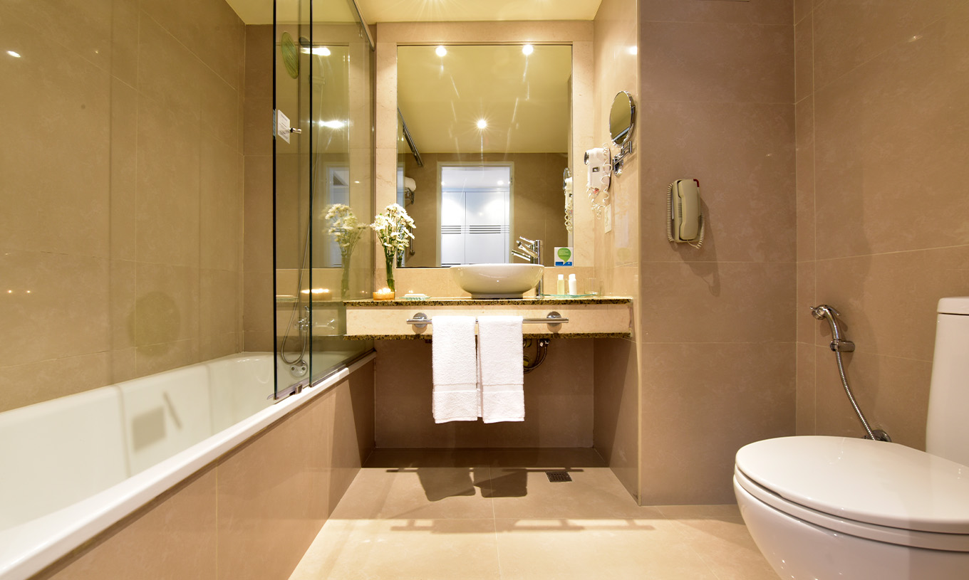 La King Junior Suite del Pestana Caracas tiene baño con ducha, lavabo con espejo, secador de pelo y sanitario