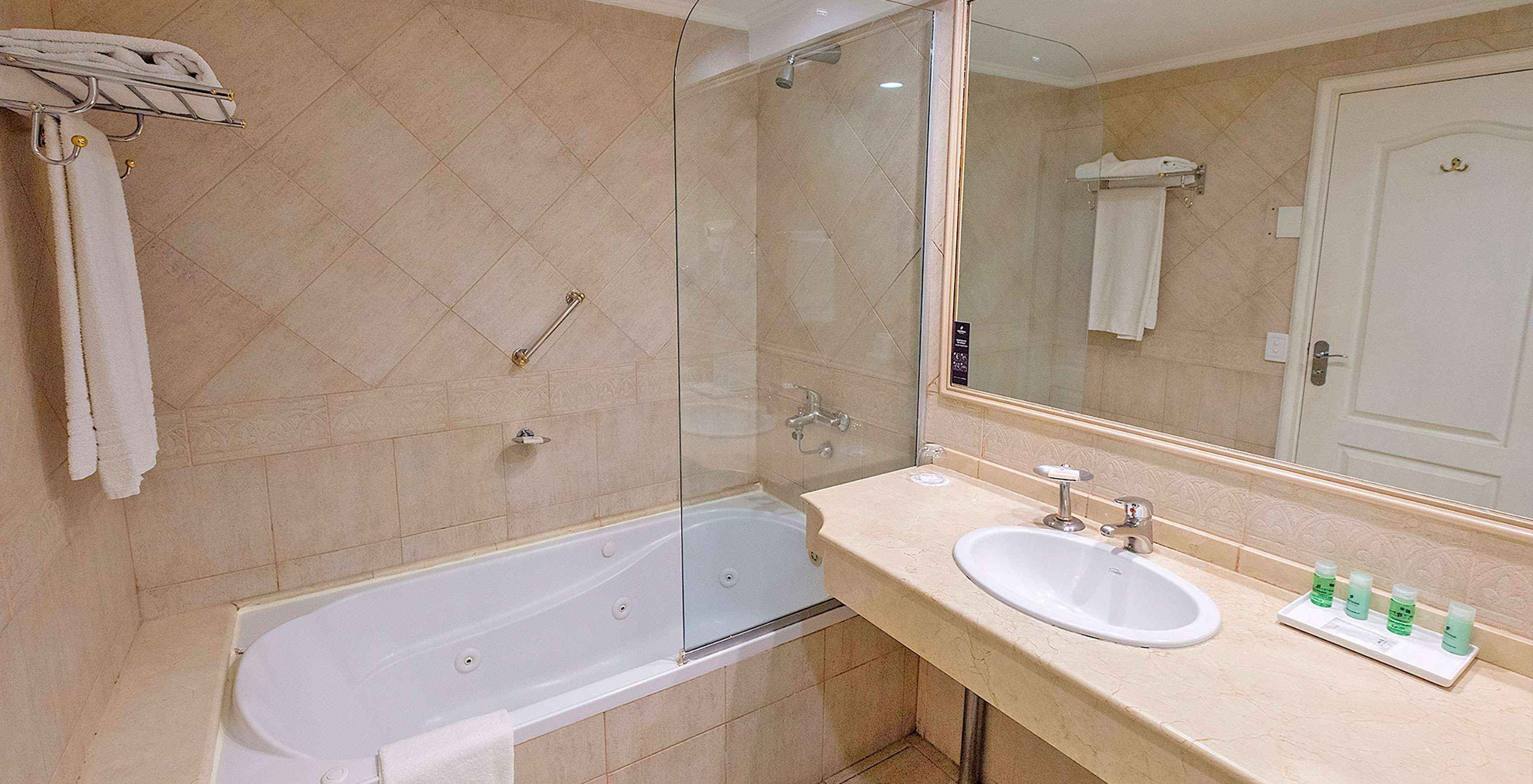 La habitación Twin Executive del Pestana Buenos Aires cuenta con baño con lavabo, espejo, y bañera con ducha