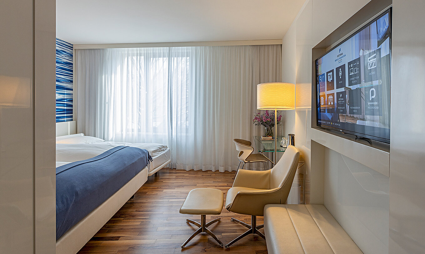 Family Deluxe con escritorio, silla de descanso y TV