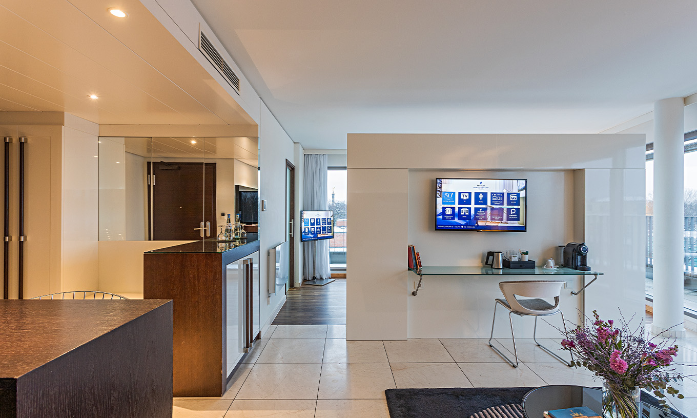 La Suite Panorámica del Pestana Berlin Tiergarten tiene escritorio con silla, televisión y máquina de café