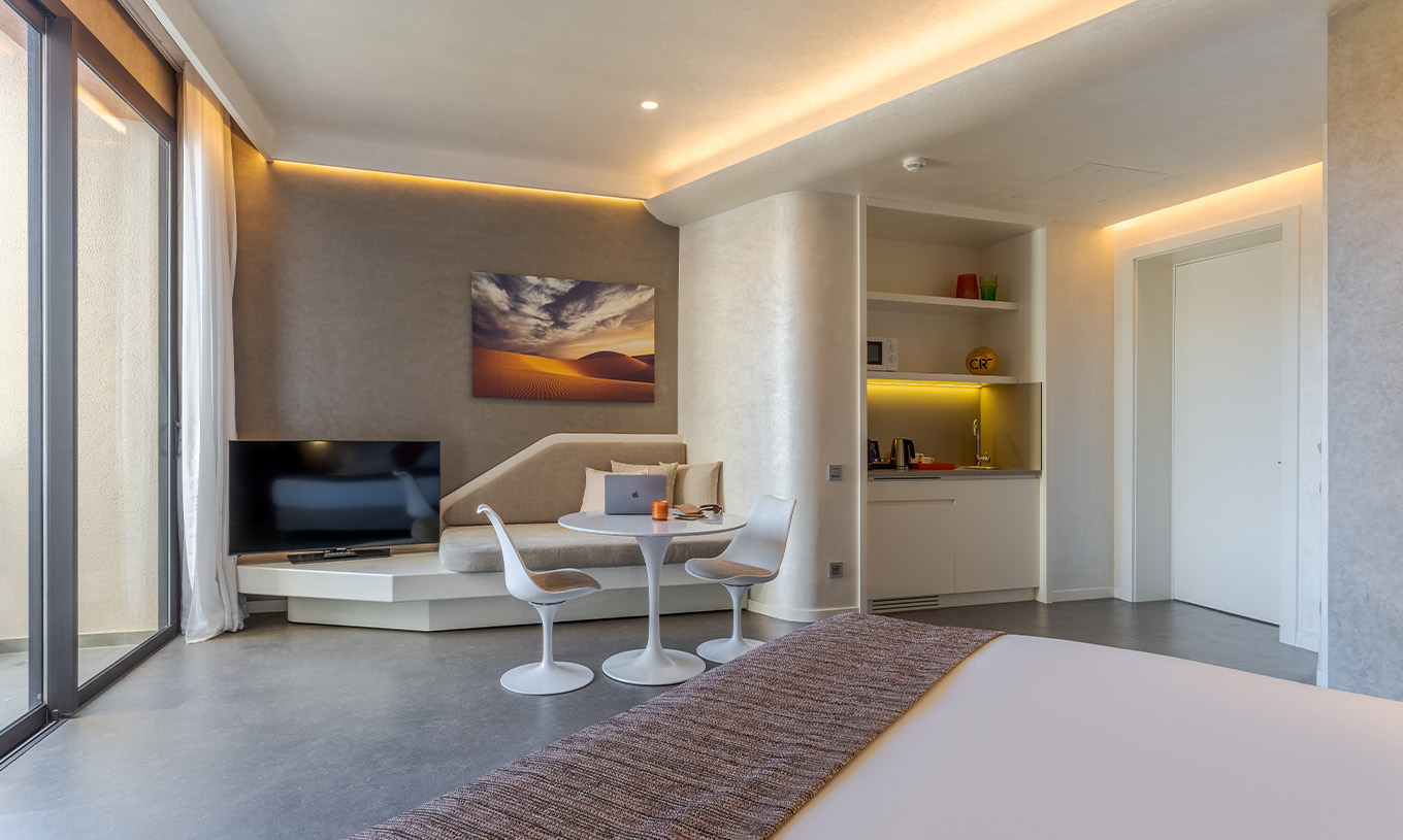 El Cuarto CR7 Avenue del Pestana CR7 Marrakech tiene una televisión con un sofá al lado, mesa, fregadero y un microondas
