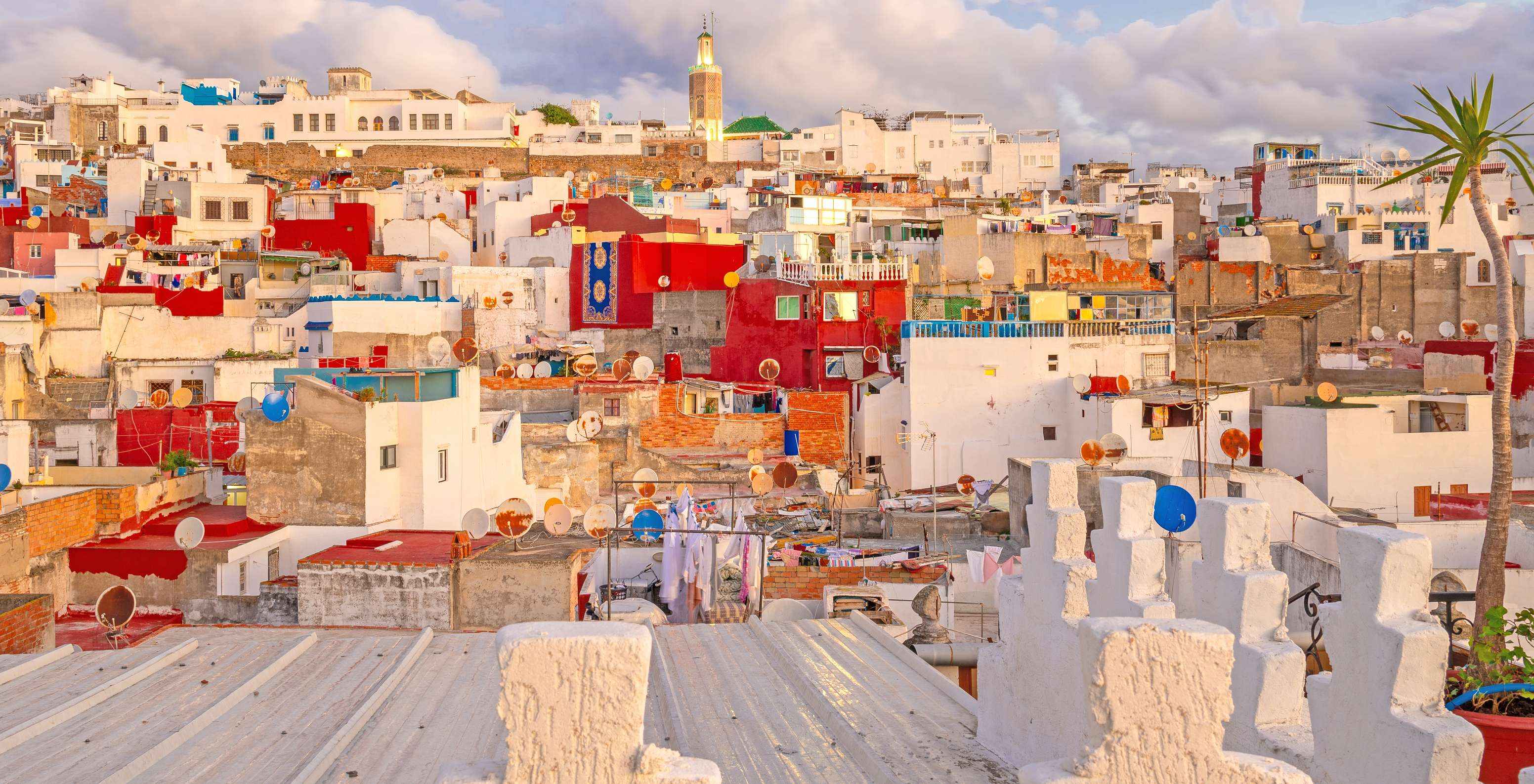Quédese en el Pestana Tanger City Center y visite la ciudad, con sus casas típicas blancas y rojas con antenas azules