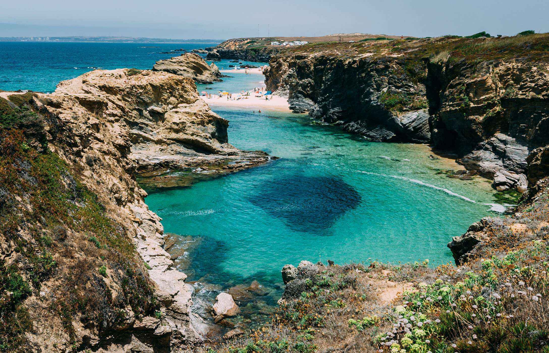 Paisaje paradisíaco de Praia da Samoqueira en Alentejo, escondida entre acantilados y con aguas cristalinas