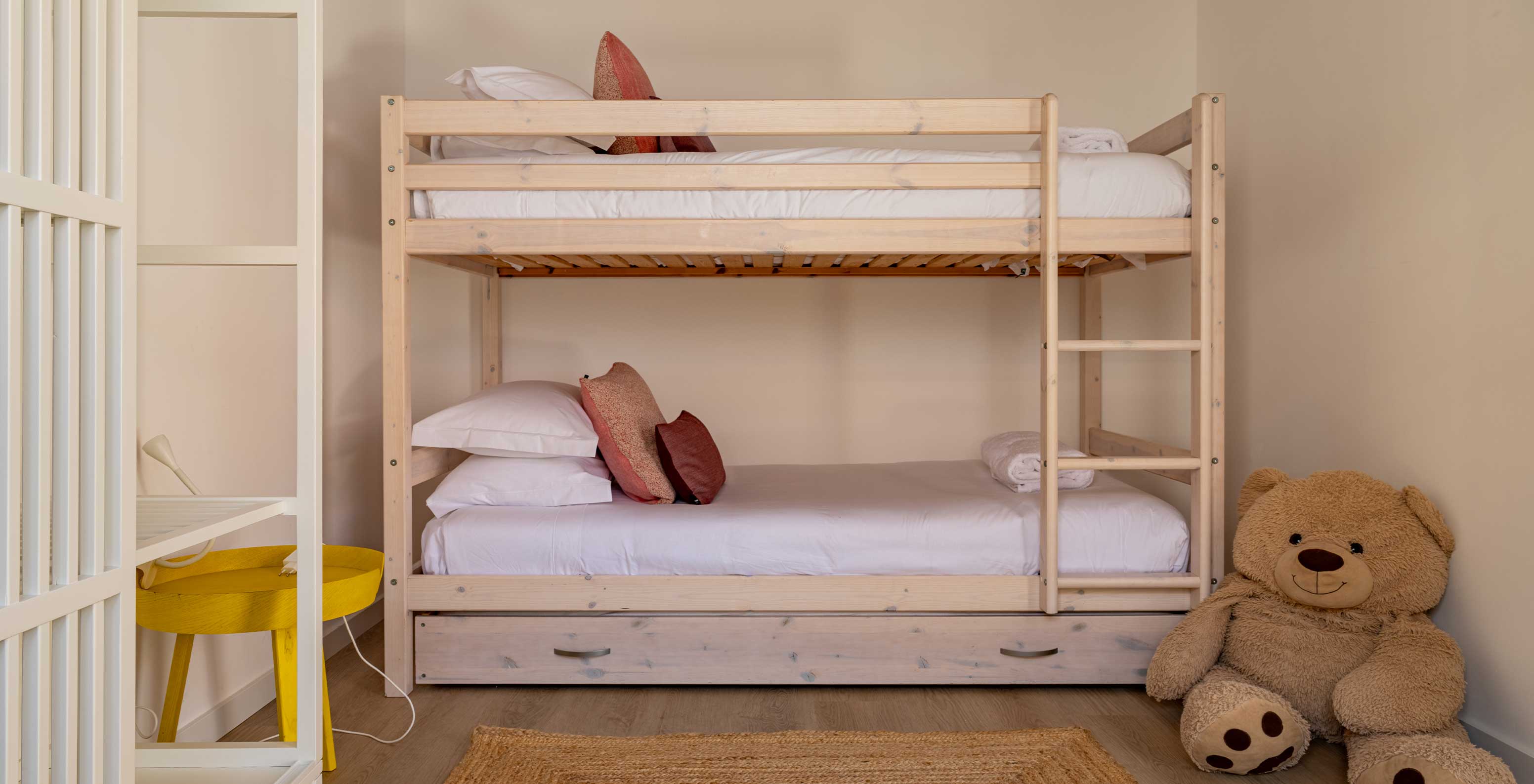 La Standard Green Villa de Pestana Comporta Village Residences tiene una litera de madera con dos camas y un oso de peluche