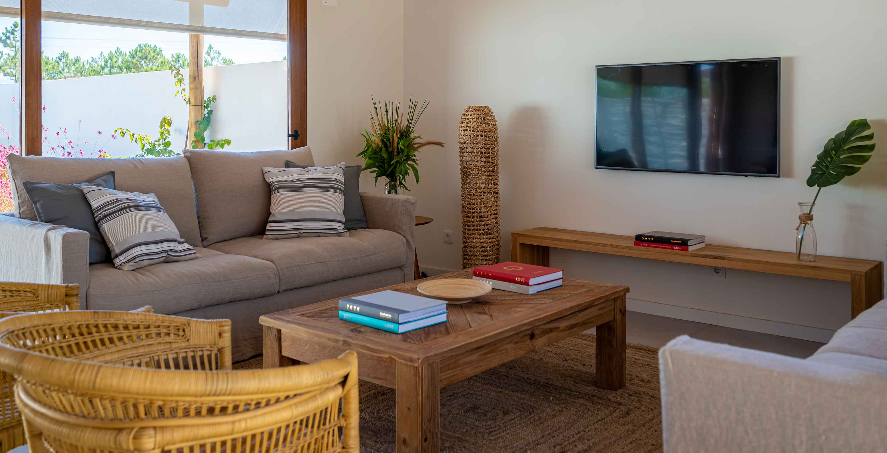 La Standard Villa T2 de Pestana Comporta Village Residences tiene una sala de estar con sofá y TV en la pared