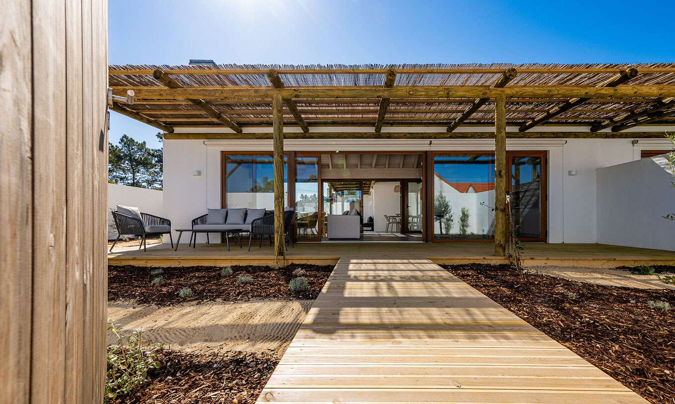 La Premium Villa de Pestana Comporta Village Residences tiene una entrada con deck de madera, pérgola y jardín