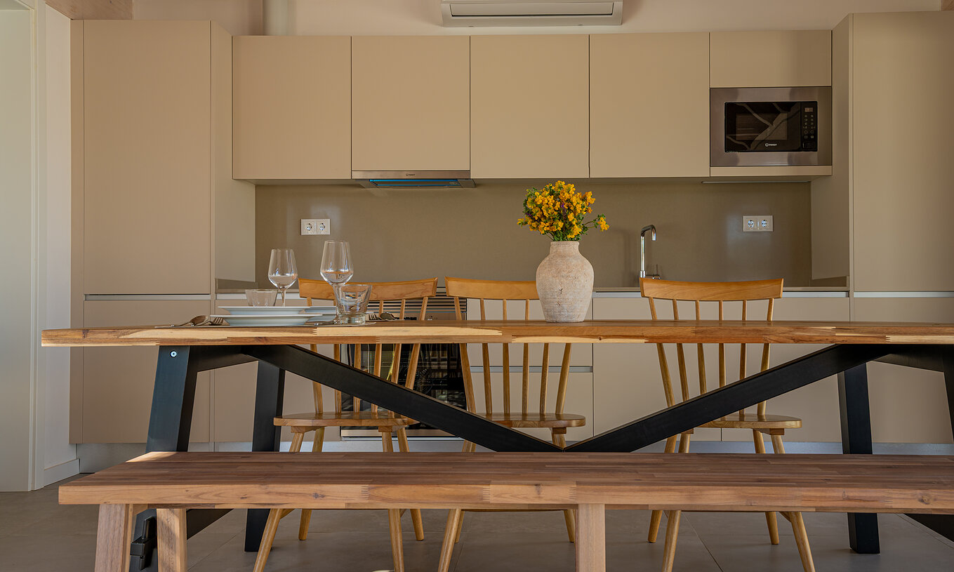 La Premium Villa de Pestana Comporta Village Residences tiene una cocina moderna con mesa de madera y horno