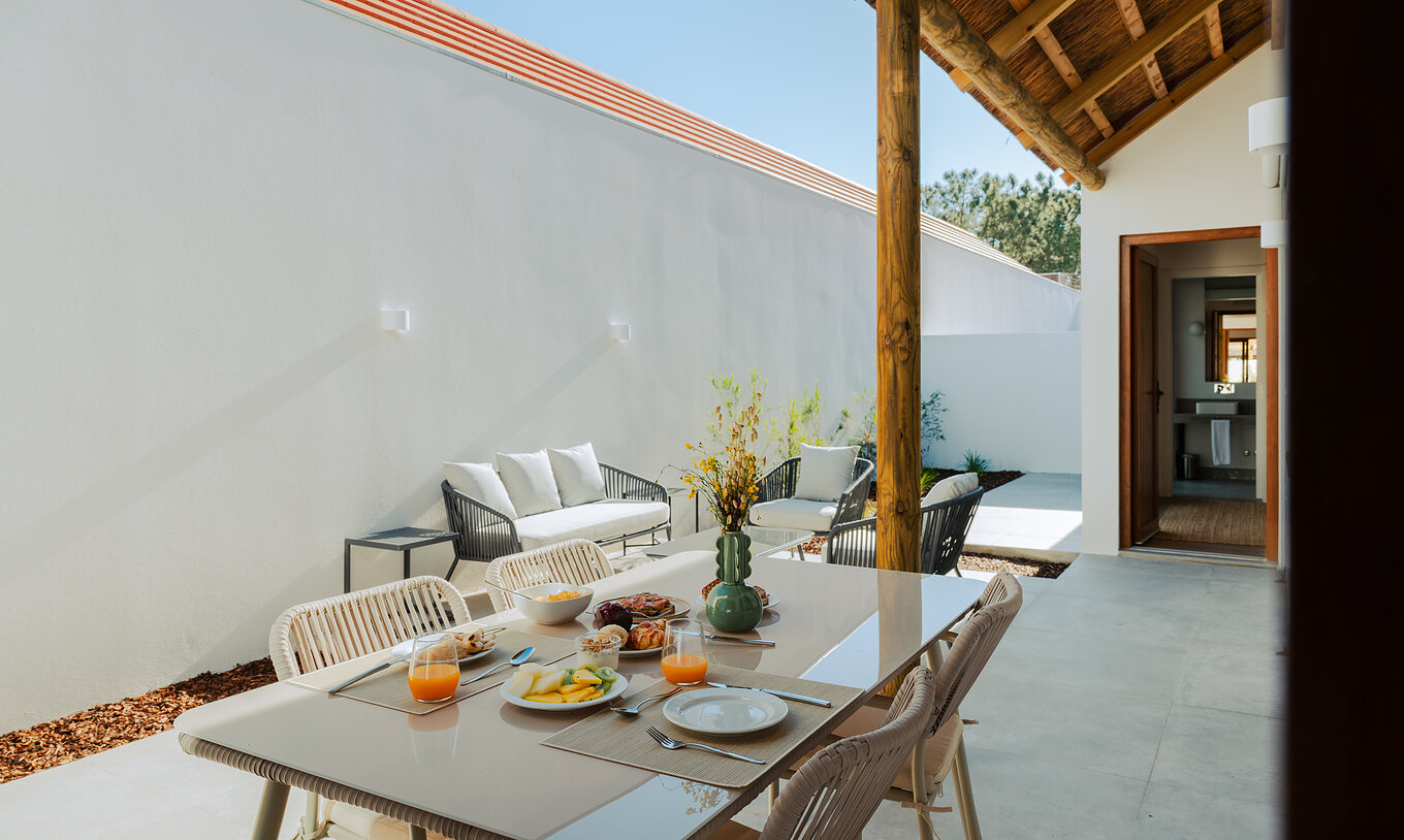 La Superior Villa de Pestana Comporta Village Residences tiene un patio exterior con mesa para comer y sofá