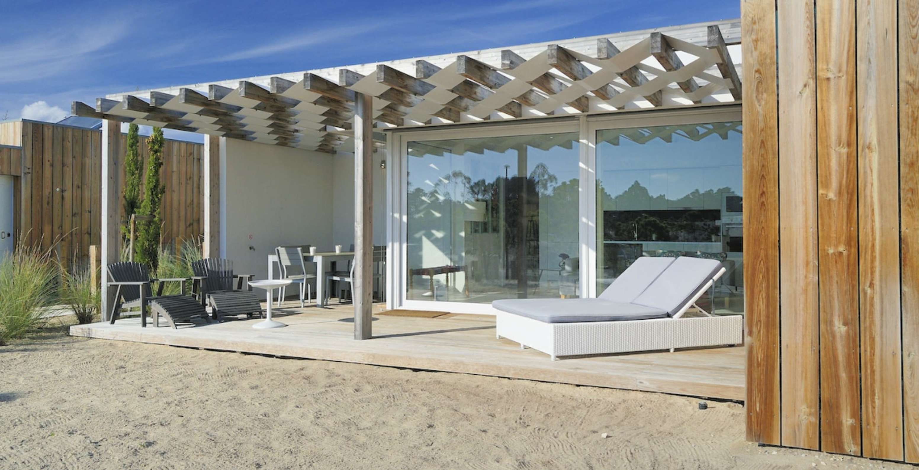 La Green Villa T3 del Pestana Tróia Eco Resort tiene una terraza con tumbonas, mesa y sillas