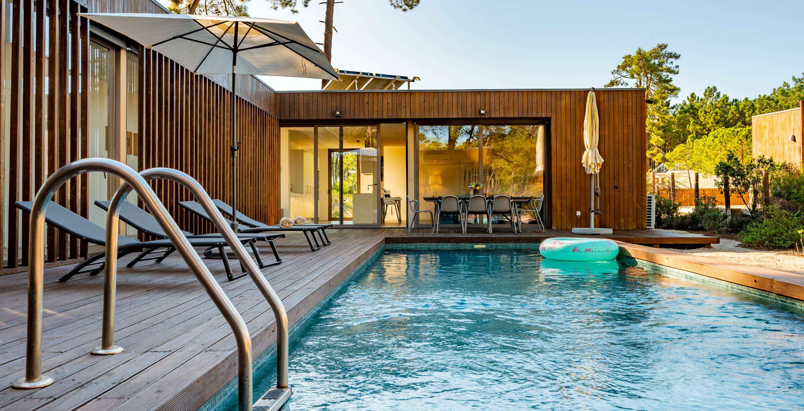 Las Deluxe 4 Bedroom Villas con Piscina Privada del Pestana Tróia Eco Resort tienen tumbonas en la zona de la piscina