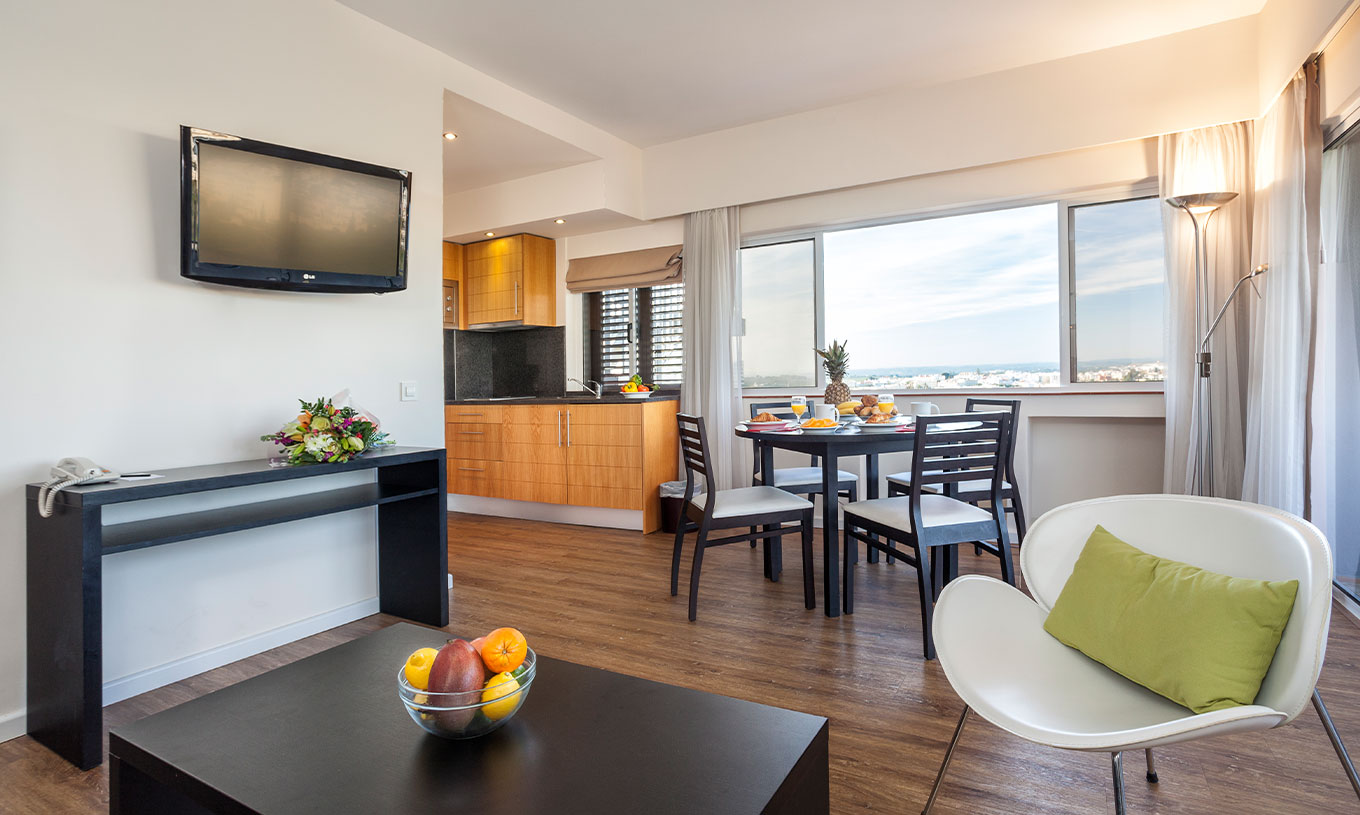 El Apartamento T1 Vista Jardín del Pestana Alvor Atlântico está equipado con una kitchenette y mesa donde puede comer