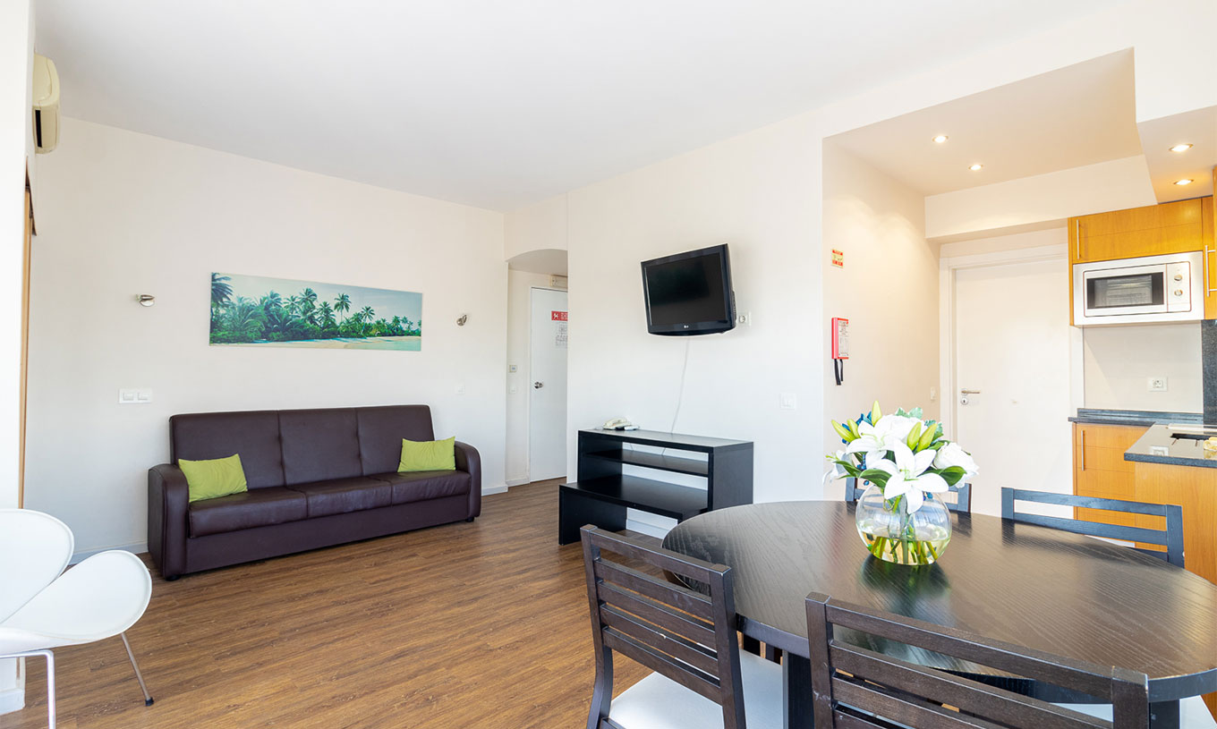 En el Apartamento T1 Vista Jardín del Pestana Alvor Atlântico puede aprovechar la sala con mesa, sofá y televisión