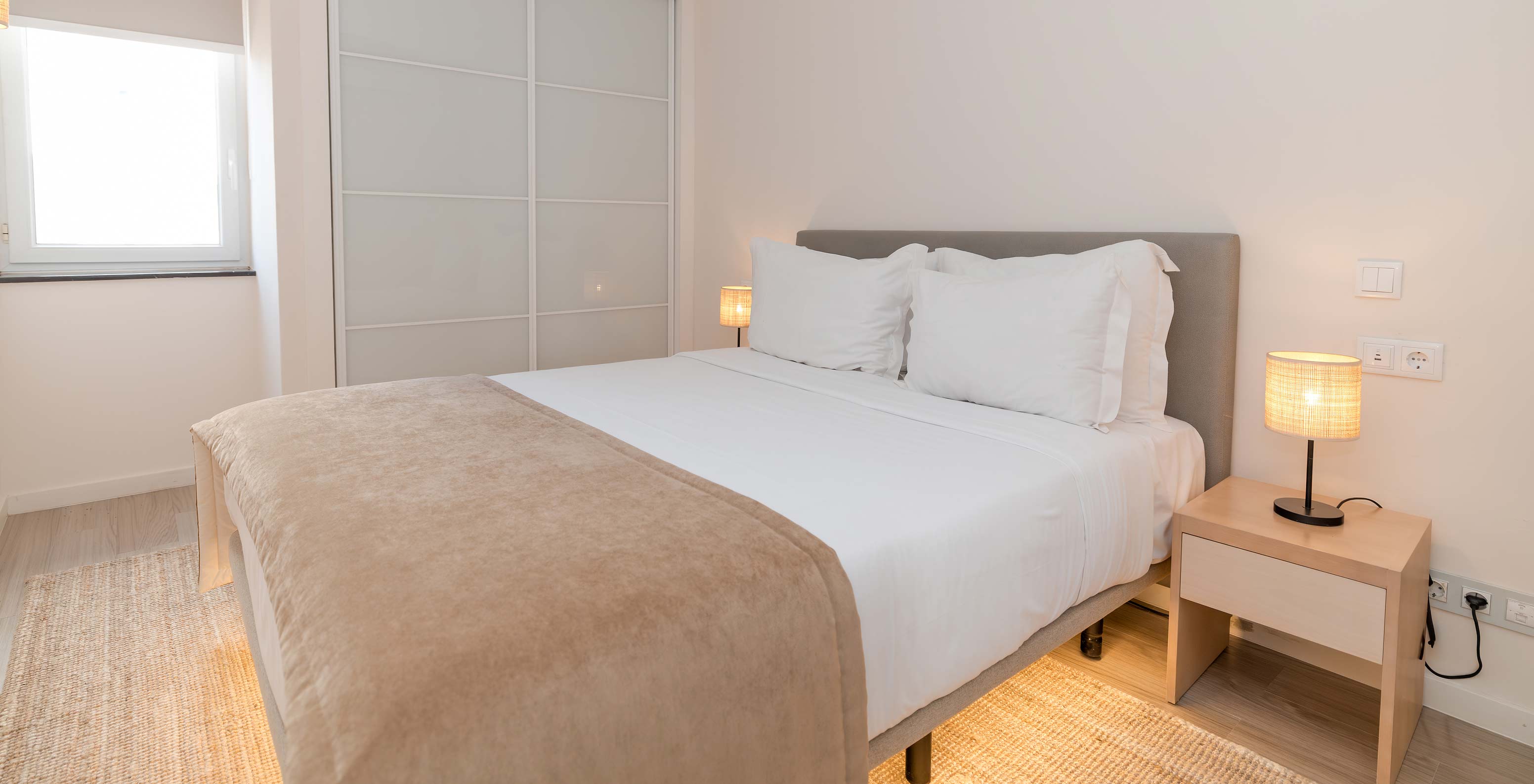 Villa 2 Habitaciones Superior Vista Jardín en Pestana Alvor Beach Villas tiene habitación con armario empotrado y cama doble