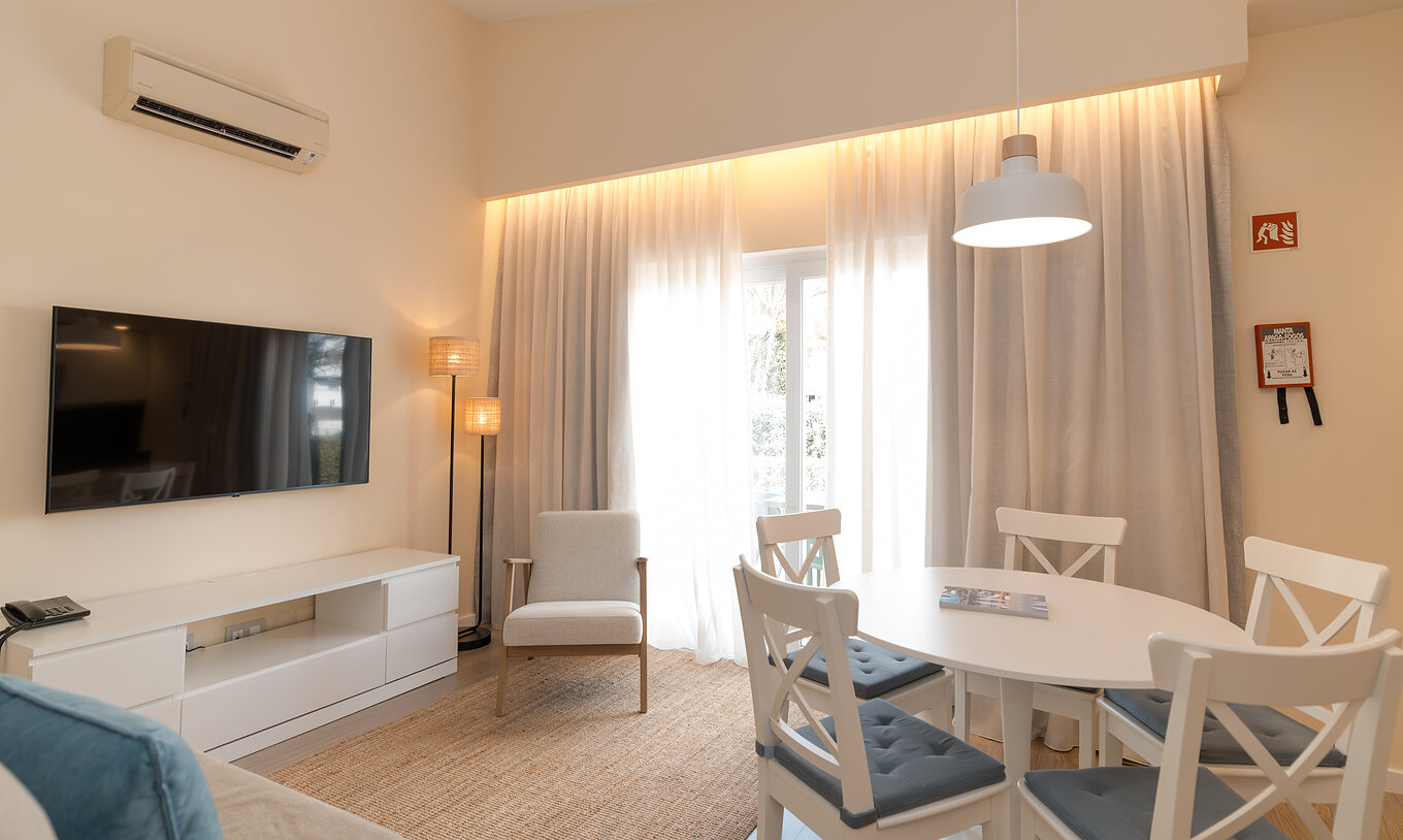 Villa 2 Habitaciones Superior Vista Jardín en Pestana Alvor Beach Villas tiene sala con TV y aire acondicionado