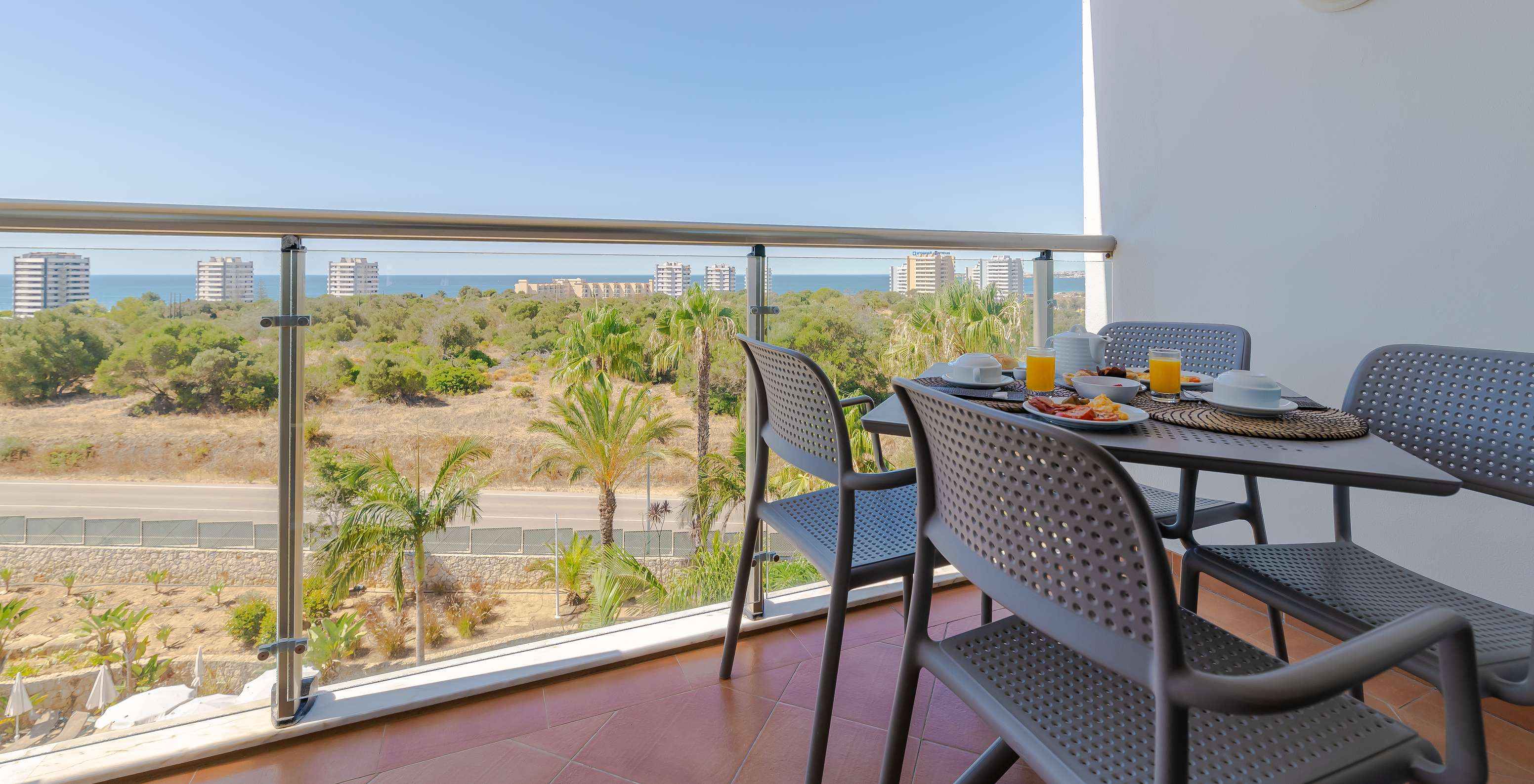 El T1 - 1 Habitación Superior del Pestana Alvor Park tiene un balcón una mesa y sillas vista al mar