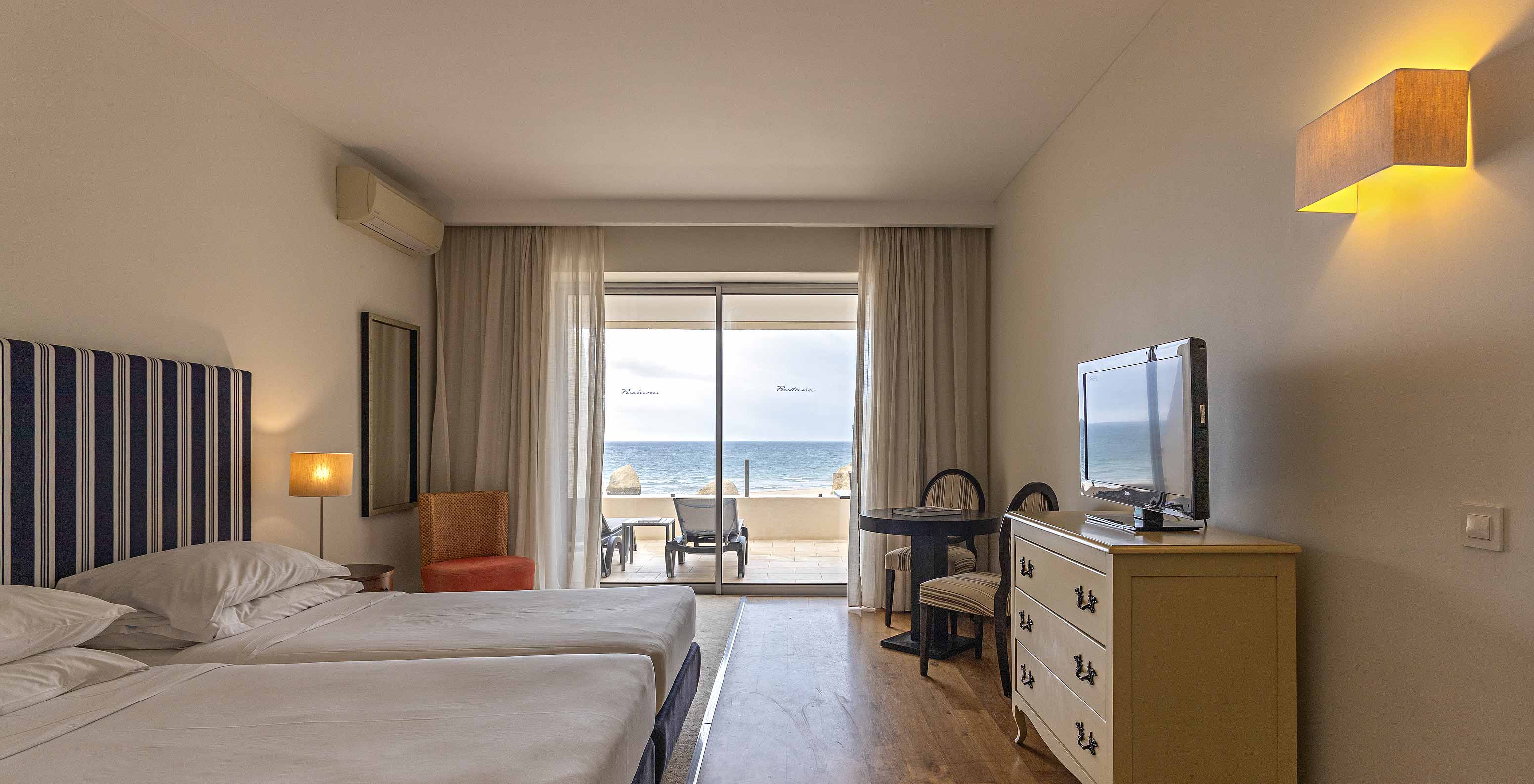 La Cliff Suite T1 en Pestana Alvor Praia tiene un dormitorio doble con una cómoda, una televisión y un balcón con vistas