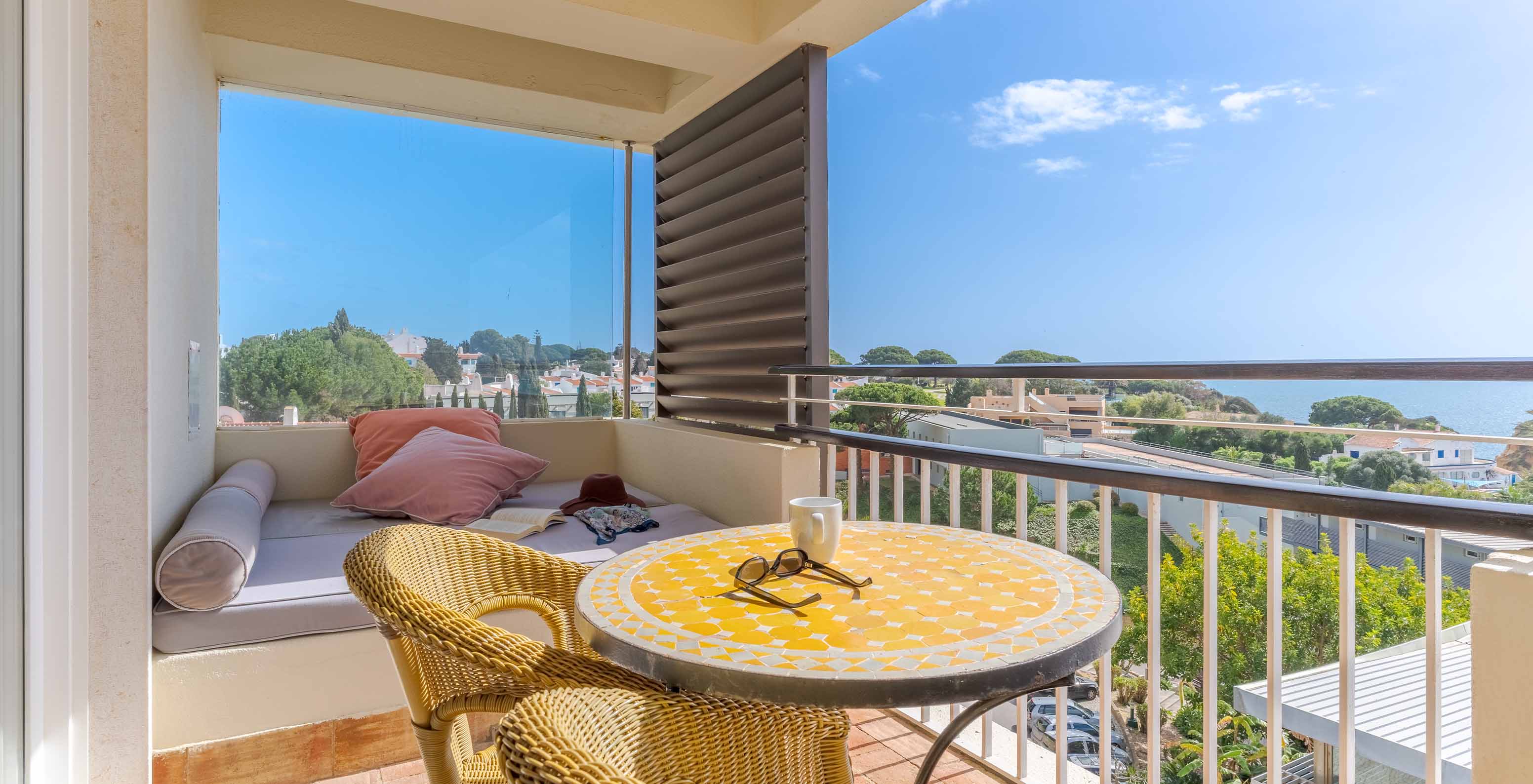 La Suite Vista Mar del Pestana Alvor Praia tiene terraza con mesa, sillas y sofá con vista al mar y la playa