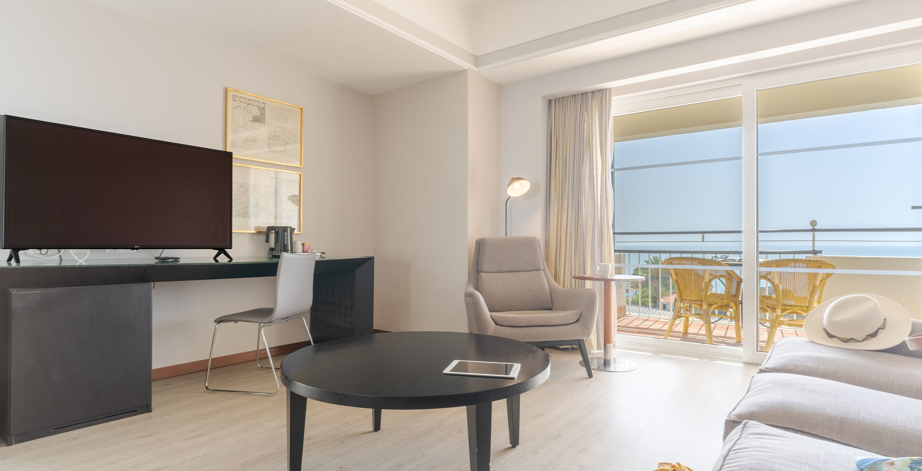 La Suite Vista Mar del Pestana Alvor Praia tiene sofá con mesa, escritorio con televisión y terraza con vista al mar