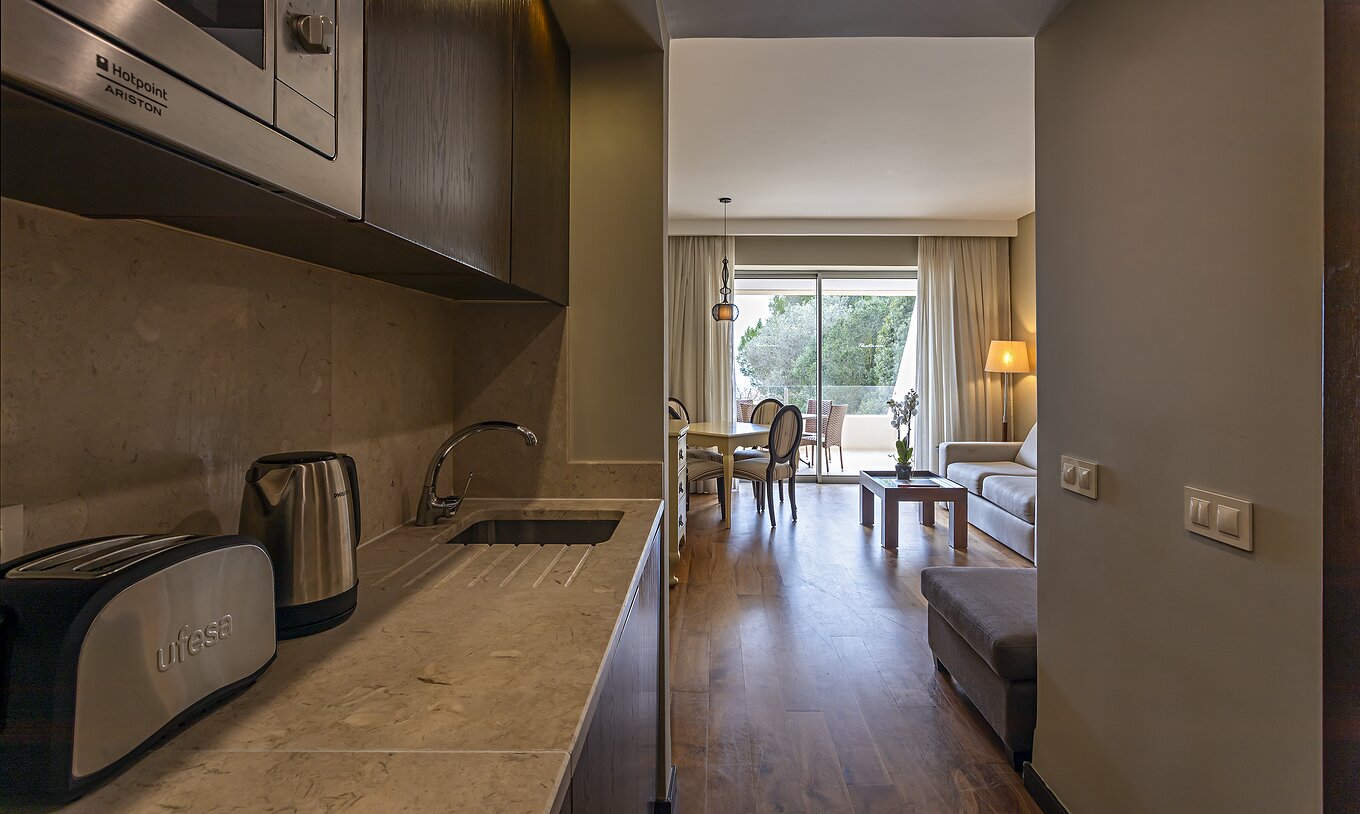 La Suite Cliff T1 en Pestana Alvor Praia tiene una cocina con acceso a la sala de estar, una tetera, tostadora y microondas