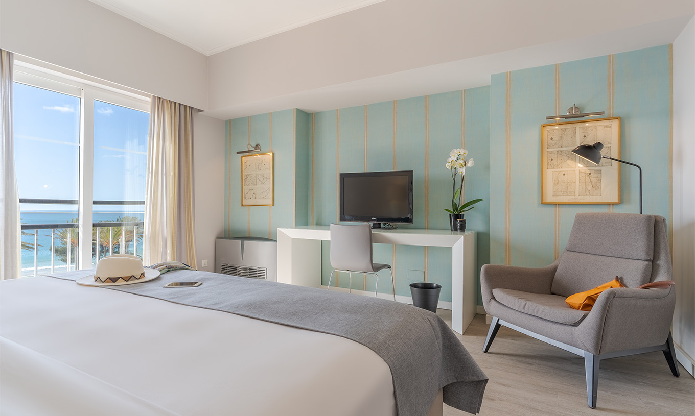 La Suite Luxo Vista Mar del Pestana Alvor Praia tiene cama matrimonial, sillón, escritorio con televisión y ventana con vista